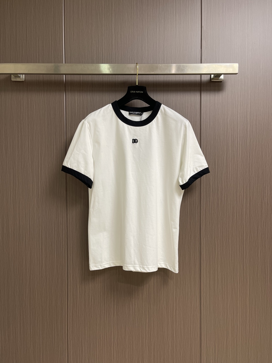 NO:744113,DG DOLCE GABBANA 2026 SS spring and summer short-sleeved T-shirt, customized pure cotton fabric, brand letter logo embroidery on the chest, the first choice for casual outings, whether paired with jeans and casual pants, it can show a unique personality. Size 44-46-48-50-52-54 M-4XL 44/M Length 69 Shoulder width 44 Bust 102 46/L Length 70  Shoulder width 45.5 Bust 106 48/XL Clothing length 71 Shoulder width 47 Bust 110 50/2XL Clothing length 72 Shoulder width 48.5 Bust 114 52/3XL Clothing length 73 Shoulder width 50 Bust 118 54/4XL  Length 74, shoulder width 51.5, bust 122,,Dolce&Gabbana,Dolce&Gabbana,jeans,T-shirt,tees,t-shirt,19860909DG DOLCE GABBANA 杜嘉班纳2026SS春夏短袖T恤,定制纯棉面料,胸前品牌字母logo刺绣,休闲出街首选款,无论是搭配牛仔裤休闲裤,都能展现出独特的个性.尺码44-46-48-50-52-54 M-4XL 44/M 衣长69 肩宽44 胸围102 46/L 衣长70 肩宽45.5胸围106 48/XL衣长71肩宽47 胸围110 50/2XL 衣长72肩宽48.5 胸围114 52/3XL 衣长73肩宽50 胸围118 54/4XL 衣长74肩宽51.5胸围122,,Dolce&Gabbana,Dolce&Gabbana,jeans,T-shirt,tees，t-shirt,,Men's clothing