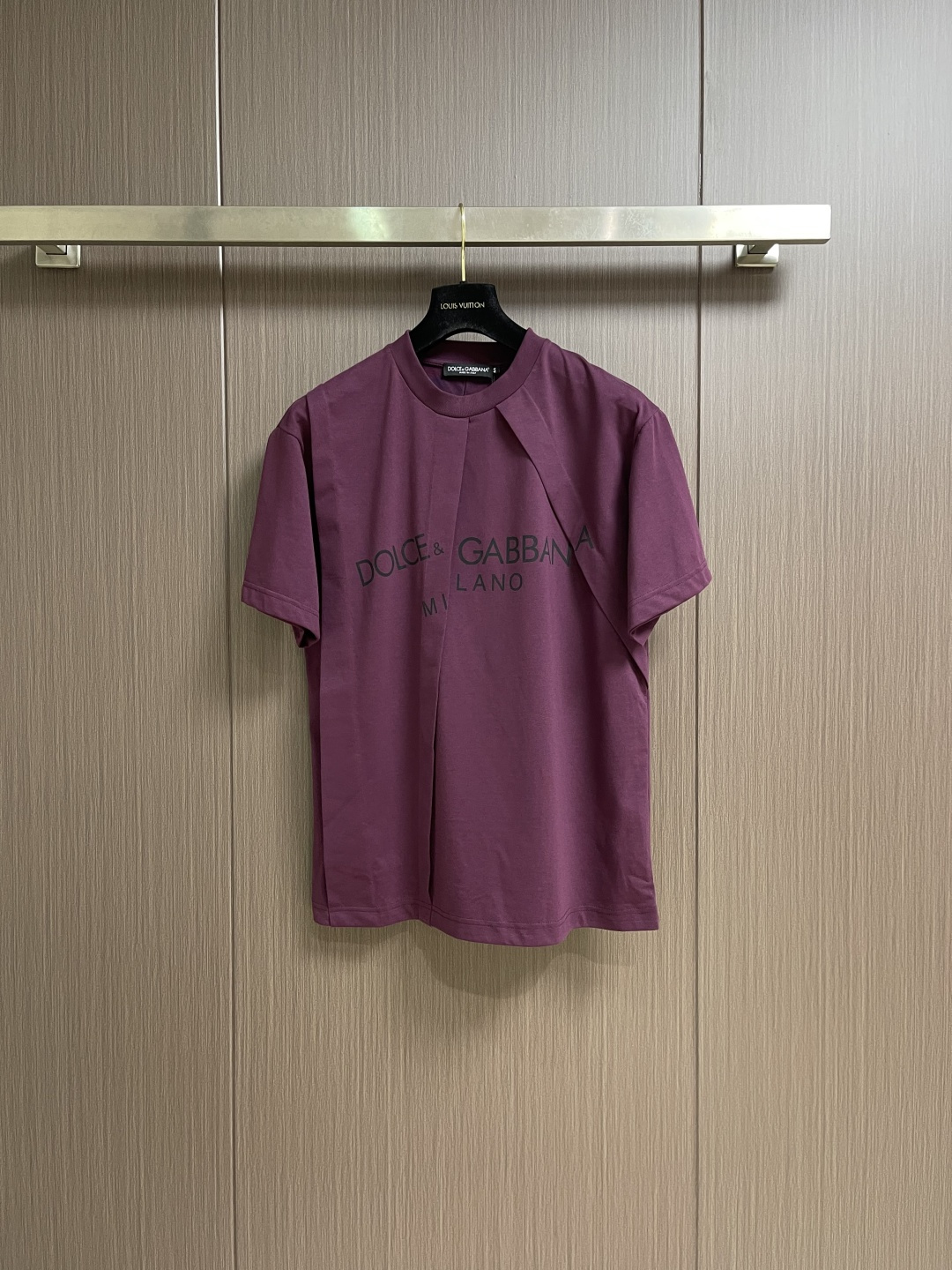 NO:735410,Support after-sales service after the year. Dolce & Gabbana 2026ss new patchwork logo printed round neck T-shirt, DG letter cotton short-sleeved T-shirt, presented in new shapes and combinations, realizing the contemporary evolution of the brand DNA. Customized original high-count yarn high-density 80S/3-ply yarn pure cotton fabric.,,Dolce&Gabbana,Dolce&Gabbana,T-shirt,tees,t-shirt,19860909支持年后售后 Dolce & Gabbana 杜嘉班纳2026ss新品拼布logo印花圆领T恤,DG字母棉质短袖T恤,以新式造型和组合呈现,实现品牌 DNA 的当代演变.定制原版高支纱高密度80S/3股纱纯棉面料.,,Dolce&Gabbana,Dolce&Gabbana,T-shirt,tees，t-shirt,,Men's clothing