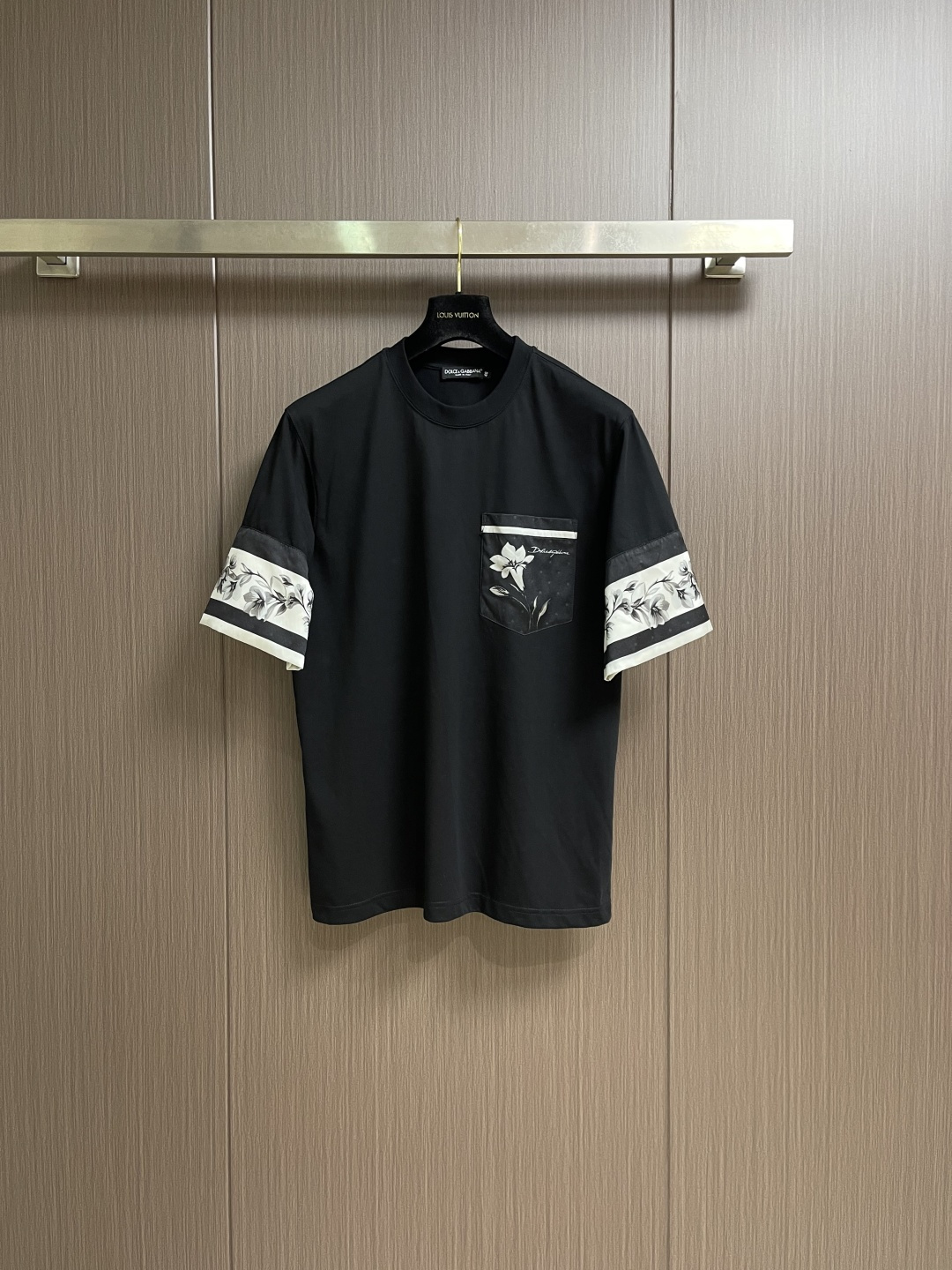 NO:735415,Support after-sales DG DolceGabbana 2026ss summer new floral jacquard men's casual short-sleeved T-shirt, customized same-tank dyed fabric, feels very comfortable, fine workmanship by the foundry, and the upper body is very good. Size 44-46-48-50-52-54 M-4XL 44/M, length 69, shoulder width 44, bust 102 46/L length 70  Shoulder width 45.5 Bust 106 48/XL Clothing length 71 Shoulder width 47 Bust 110 50/2XL Clothing length 72 Shoulder width 48.5 Bust 114 52/3XL Clothing length 73 Shoulder width 50 Bust 118 54/4XL  Length 74, shoulder width 51.5, bust 122,,Dolce&Gabbana,Dolce&Gabbana,T-shirt,tees,t-shirt,19860909支持年后售后 DG DolceGabbana 杜嘉班纳 2026ss夏季新款花卉提花男士休闲短袖T恤,定制 同缸染面料 手感非常舒服,代工厂精细做工,上身非常赞.尺码44-46-48-50-52-54 M-4XL 44/M 衣长69 肩宽44 胸围102 46/L 衣长70 肩宽45.5胸围106 48/XL衣长71肩宽47 胸围110 50/2XL 衣长72肩宽48.5 胸围114 52/3XL 衣长73肩宽50 胸围118 54/4XL 衣长74肩宽51.5胸围122,,Dolce&Gabbana,Dolce&Gabbana,T-shirt,tees，t-shirt,,Men's clothing