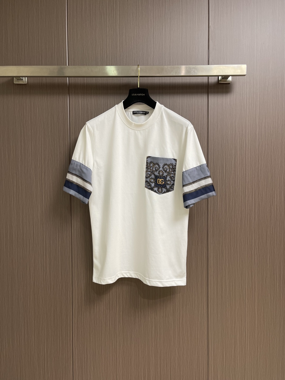 NO:735425,Support after-sales DG DOLCE GABBANA 2026 SS spring and summer short-sleeved T-shirt, customized pure cotton fabric, brand letter logo printing on the chest pocket, the first choice for casual outings, whether paired with jeans and casual pants, you can show your unique personality. Size 44-46-48-50-52-54 M-4XL 44/M Length 69 Shoulder width 44 Bust 102 46/L  Dress length 70, shoulder width 45.5, bust 106 48/XL, dress length 71, shoulder width 47, bust 110 50/2XL, dress length 72, shoulder width 48.5, bust 114 52/3XL, dress length 73, shoulder width 50, bust 118 54/4XL  Length 74, shoulder width 51.5, bust 122,,Dolce&Gabbana,Dolce&Gabbana,jeans,T-shirt,tees,t-shirt,19860909支持年后售后 DG DOLCE GABBANA 杜嘉班纳2026SS春夏短袖T恤,定制纯棉面料,胸前口袋品牌字母logo印花,休闲出街首选款,无论是搭配牛仔裤休闲裤,都能展现出独特的个性.尺码44-46-48-50-52-54 M-4XL 44/M 衣长69 肩宽44 胸围102 46/L 衣长70 肩宽45.5胸围106 48/XL衣长71肩宽47 胸围110 50/2XL 衣长72肩宽48.5 胸围114 52/3XL 衣长73肩宽50 胸围118 54/4XL 衣长74肩宽51.5胸围122,,Dolce&Gabbana,Dolce&Gabbana,jeans,T-shirt,tees，t-shirt,,Men's clothing