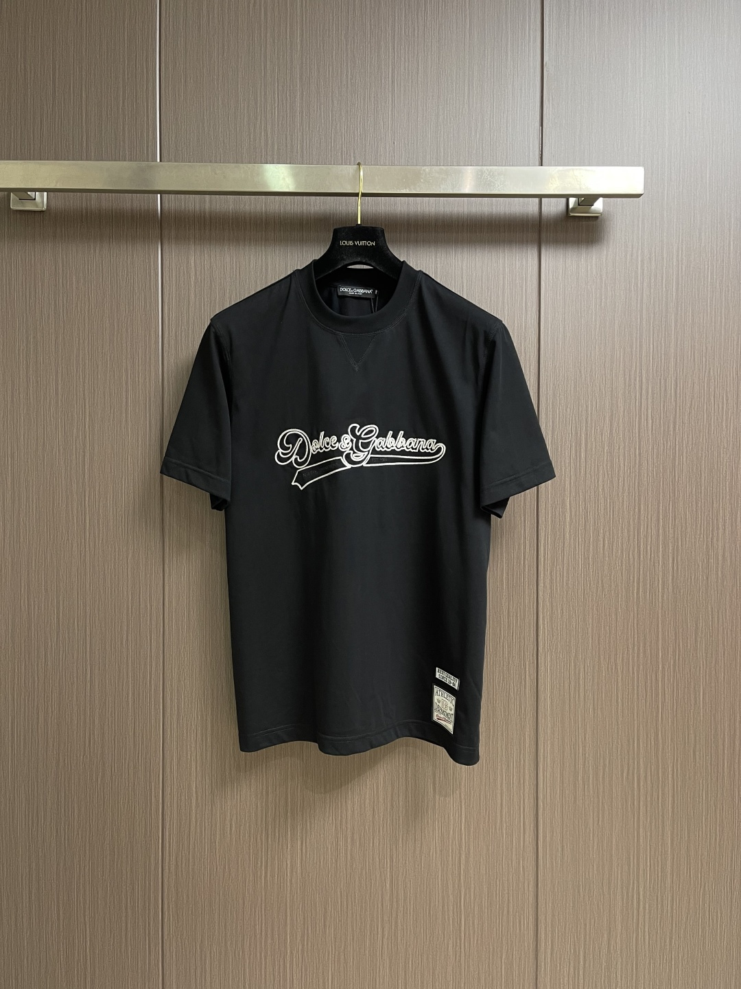 NO:744118,Dolce Gabbana DG 2026ss summer new basic mercerized cotton round neck short-sleeved T-shirt, casual round neck short-sleeved T-shirt with letter stamp!  The imported high-count and high-density 80-count double-strand mercerized cotton fabric has a soft and delicate texture and can be rolled over ordinary fabrics on the market. It has good moisture absorption and breathability, and is close to the skin for an extremely comfortable wearing experience!  The letter logo is embroidered on the chest, and the hardware texture is high-end, which makes the vision more three-dimensional, and brings an undoubted luxury level. The basic and conventional solid color round neck cut is suitable for daily wear alone and as an inner layer. Size 44-46-48-50-52-54 M-4XL 44/M, length 69, shoulder width 44, bust 102 46/L, length 70  Shoulder width 45.5 Bust 106 48/XL Clothing length 71 Shoulder width 47 Bust 110 50/2XL Clothing length 72 Shoulder width 48.5 Bust 114 52/3XL Clothing length 73 Shoulder width 50 Bust 118 54/4XL  Length 74, shoulder width 51.5, bust 122,, Dolce&Gabbana, T-shirt, tees, t-shirt,19860909Dolce Gabbana DG 2026ss夏季新款基础丝光棉圆领短袖T恤,字母仔章休闲圆领短袖t恤衫！客供进口高支高密80支双股丝光棉面料,软糯细腻的出色质感,可随意碾压市面普通面料,吸湿透气性佳,贴肤带来极致舒适的穿着体验！胸前字母徽标刺绣,五金质感高级,令视觉上更具立体感,同时带来了毋庸置疑的奢华档次,基础常规的纯色圆领版型剪裁,日常单穿内搭皆宜.尺码44-46-48-50-52-54 M-4XL 44/M 衣长69 肩宽44 胸围102 46/L 衣长70 肩宽45.5胸围106 48/XL衣长71肩宽47 胸围110 50/2XL 衣长72肩宽48.5 胸围114 52/3XL 衣长73肩宽50 胸围118 54/4XL 衣长74肩宽51.5胸围122,,Dolce&Gabbana,T-shirt,tees，t-shirt,,Men's clothing