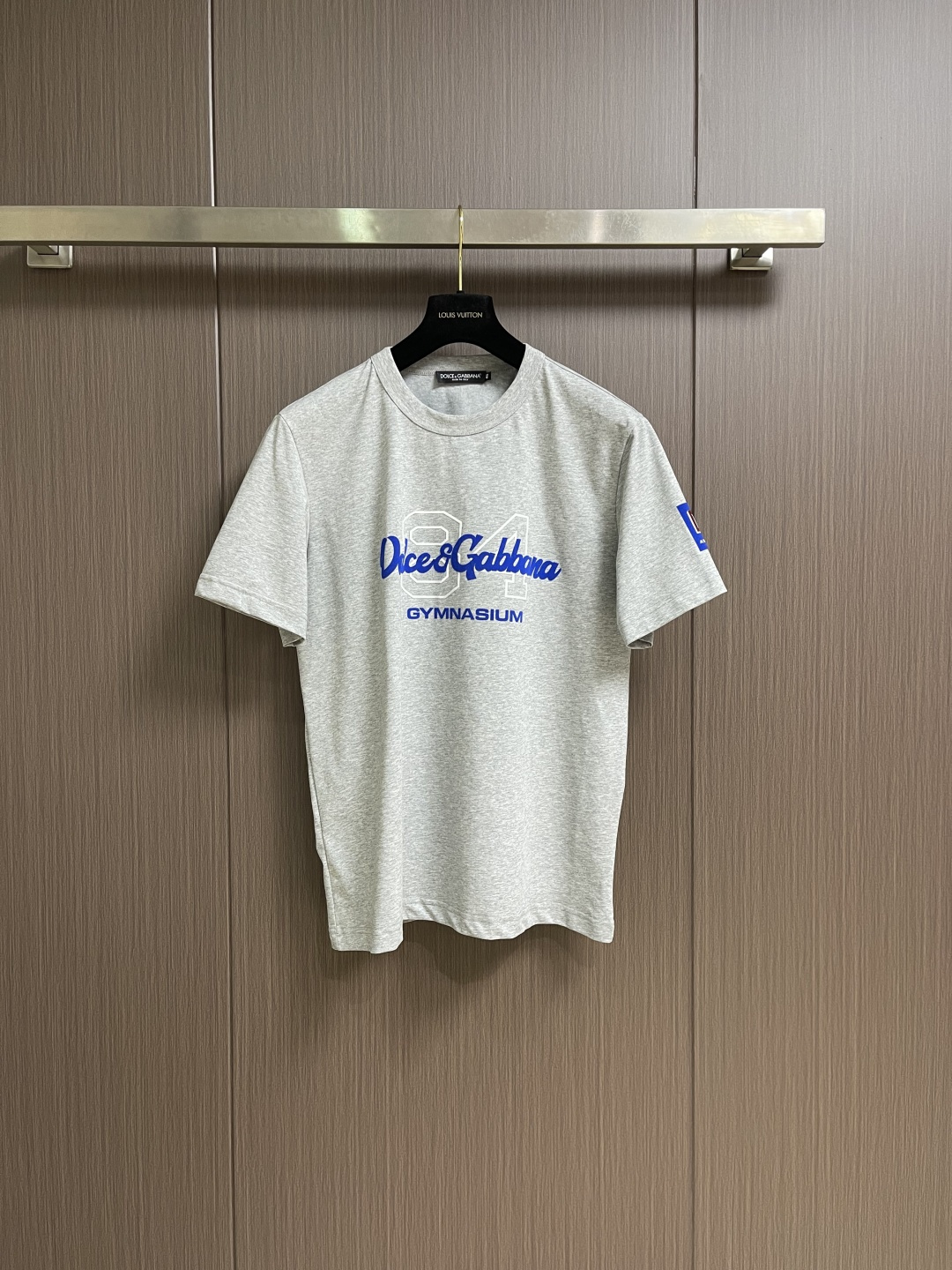 NO:744123,DG DOLCE GABBANA 2026 SS spring and summer short-sleeved T-shirt, customized pure cotton fabric, brand letter logo printing on the chest, the first choice for casual outings, whether paired with jeans and casual pants, it can show a unique personality. Size 44-46-48-50-52-54 M-4XL 44/M Length 69 Shoulder width 44 Bust 102 46/L Length 70  Shoulder width 45.5 Bust 106 48/XL Clothing length 71 Shoulder width 47 Bust 110 50/2XL Clothing length 72 Shoulder width 48.5 Bust 114 52/3XL Clothing length 73 Shoulder width 50 Bust 118 54/4XL  Length 74, shoulder width 51.5, bust 122,,Dolce&Gabbana,Dolce&Gabbana,jeans,T-shirt,tees,t-shirt,19860909DG DOLCE GABBANA 杜嘉班纳2026SS春夏短袖T恤,定制纯棉面料,胸前品牌字母logo印花,休闲出街首选款,无论是搭配牛仔裤休闲裤,都能展现出独特的个性.尺码44-46-48-50-52-54 M-4XL 44/M 衣长69 肩宽44 胸围102 46/L 衣长70 肩宽45.5胸围106 48/XL衣长71肩宽47 胸围110 50/2XL 衣长72肩宽48.5 胸围114 52/3XL 衣长73肩宽50 胸围118 54/4XL 衣长74肩宽51.5胸围122,,Dolce&Gabbana,Dolce&Gabbana,jeans,T-shirt,tees，t-shirt,,Men's clothing