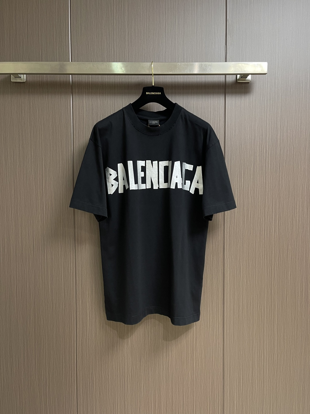 NO:735419,Support after-sales service in the year. Balenciaga tape letter short-sleeved T-shirt. Customized rough soft combed cotton. Excellent texture. Comfortable and close to the skin. The classic black tone exudes an innate sense of luxury. Warm devouring. Balenciaga words are outlined in a tape graffiti style design to strengthen the brand identity. And the distressed effect that is inadvertently worn meets the carrier of retro sentiment. It is full of fashion tension, making every outfit a fashion feast.  Light-sensitive glue printing uses a special light-sensitive glue material. Mix the glue evenly with an appropriate amount of water or other diluents. Use the prepared light-sensitive glue to scrape and print. Use positioning to manually wear and tear. Local friction and wear of the fabric through manual operations. The surface of the fabric will form a natural damage effect. It is time-consuming and labor-intensive. The daily output is low. The fabrics have been washed and have a better hand feel and texture. Not easy to deform, not easy to shrink, not easy to fade, and maintain long-term beauty. Sizes XS-L XS  Bust 118 Shoulder width 53.5 Length 73.5 S size Bust 122 Shoulder width 55.5 Length 75 M size Bust 126 Shoulder width 57.5 Length 76.5 L size Bust 130 Shoulder width 59.5 Length 78,,balenciaga,T-shirt,tees,t-shirt,19860909支持年后售后 Balenciaga 胶带字母短袖T恤 定制粗粝柔感精梳棉 质感卓越 舒适贴肤 经典黑色调散发与生俱来的高级感 有温度的吞噬 Balenciaga字样以胶带涂鸦式设计勾勒 强化品牌标识 而那不经意间磨破的做旧效果 邂逅复古情怀载体 充满了时尚的张力 让每一次穿搭都成为一场时尚的盛宴 光感胶浆印花 利用特殊的光感胶浆材料 将胶浆与适量的水或其他稀释剂混合均匀 将调配好的光感胶浆通过刮印的方式 采用定位人工磨破 通过手工操作对面料进行局部摩擦与磨损 面料表面会形成自然的破损效果 耗时耗力 日产量低 面料都经过浇洗 手感质感更佳 不易变形 不易缩水 不易褪色 保持长久的美观.尺码XS-L XS码 胸围118肩宽53.5衣长73.5 S码胸围122 肩宽55.5衣长75 M码 胸围126 肩宽57.5 衣长76.5 L码胸围130 肩宽59.5 衣长78,,balenciaga,T-shirt,tees，t-shirt,,Men's clothing