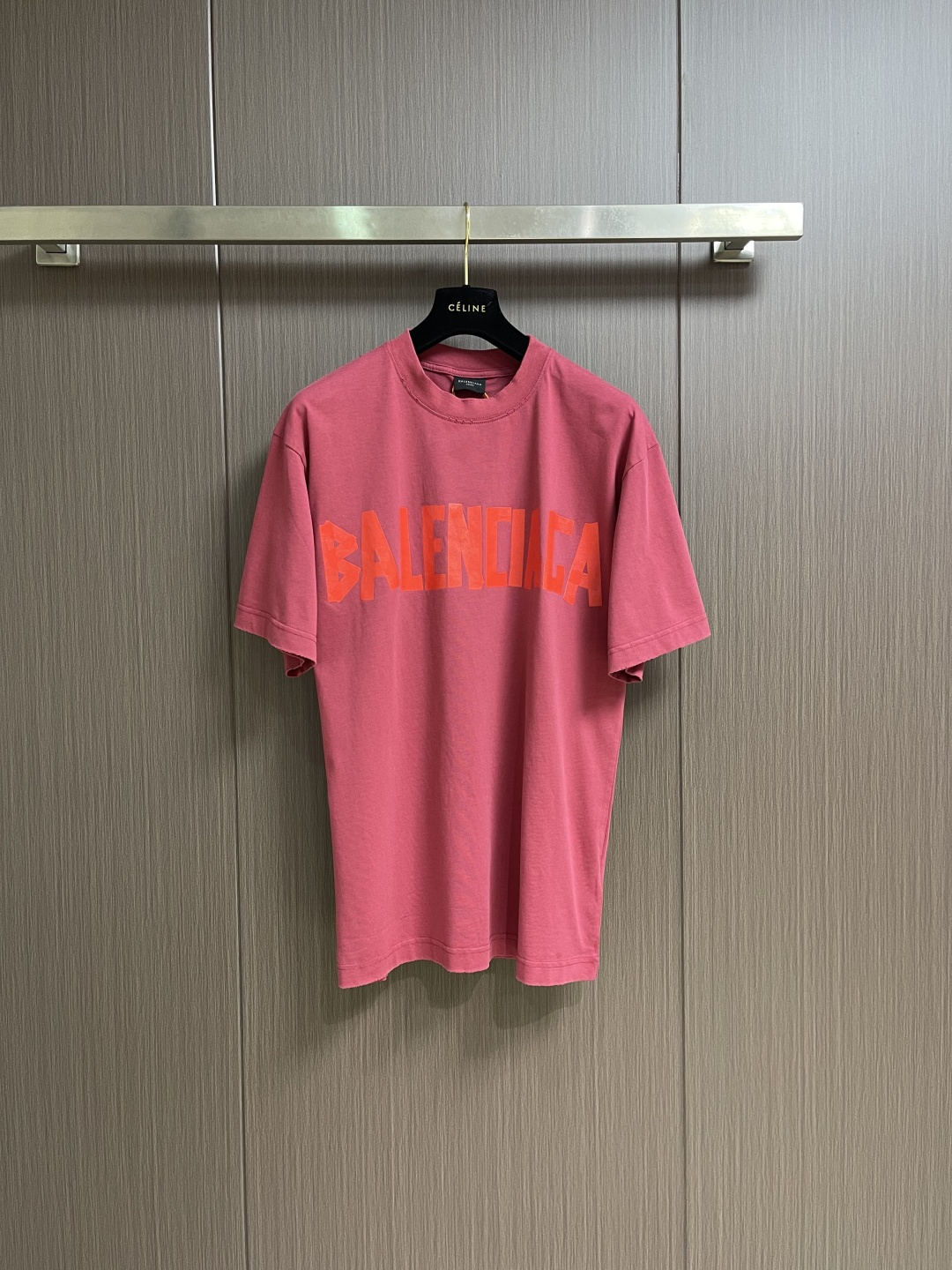 NO:735424,Support after-sales service in the year. Balenciaga tape letter short-sleeved T-shirt. Customized rough soft combed cotton. Excellent texture. Comfortable and close to the skin. The classic black tone exudes an innate sense of luxury. Warm devouring. Balenciaga words are outlined in a tape graffiti style design to strengthen the brand identity. And the distressed effect that is inadvertently worn meets the carrier of retro sentiment. It is full of fashion tension, making every outfit a fashion feast.  Light-sensitive glue printing uses a special light-sensitive glue material. Mix the glue evenly with an appropriate amount of water or other diluents. Use the prepared light-sensitive glue to scrape and print. Use positioning to manually wear and tear. Local friction and wear of the fabric through manual operations. The surface of the fabric will form a natural damage effect. It is time-consuming and labor-intensive. The daily output is low. The fabrics have been washed and have a better hand feel and texture. Not easy to deform, not easy to shrink, not easy to fade, and maintain long-term beauty. Sizes XS-L XS  Bust 118 Shoulder width 53.5 Length 73.5 S size Bust 122 Shoulder width 55.5 Length 75 M size Bust 126 Shoulder width 57.5 Length 76.5 L size Bust 130 Shoulder width 59.5 Length 78,,balenciaga,T-shirt,tees,t-shirt,19860909支持年后售后 Balenciaga 胶带字母短袖T恤 定制粗粝柔感精梳棉 质感卓越 舒适贴肤 经典黑色调散发与生俱来的高级感 有温度的吞噬 Balenciaga字样以胶带涂鸦式设计勾勒 强化品牌标识 而那不经意间磨破的做旧效果 邂逅复古情怀载体 充满了时尚的张力 让每一次穿搭都成为一场时尚的盛宴 光感胶浆印花 利用特殊的光感胶浆材料 将胶浆与适量的水或其他稀释剂混合均匀 将调配好的光感胶浆通过刮印的方式 采用定位人工磨破 通过手工操作对面料进行局部摩擦与磨损 面料表面会形成自然的破损效果 耗时耗力 日产量低 面料都经过浇洗 手感质感更佳 不易变形 不易缩水 不易褪色 保持长久的美观.尺码XS-L XS码 胸围118肩宽53.5衣长73.5 S码胸围122 肩宽55.5衣长75 M码 胸围126 肩宽57.5 衣长76.5 L码胸围130 肩宽59.5 衣长78,,balenciaga,T-shirt,tees，t-shirt,,Men's clothing