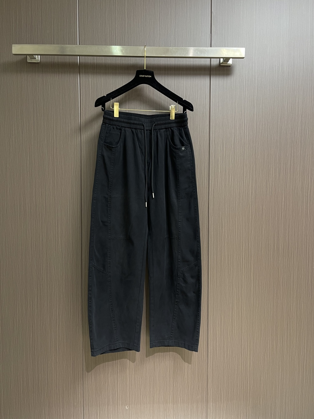 NO:735379,Support after-sales LV 2026SS early spring classic series men's casual straight pants!  The fabrics are supplied by customers, soft and delicate, and the brand style can be seen at a glance!  Minimalist design, no unnecessary exaggerated elements to declare victory, fine details and workmanship, classic color upper body that makes you look energetic, a variety of styles to wear, suitable for casual business, daily life, and fashion trends!  The overall quality and fashion sense are excellent, bringing extraordinary clothing taste. Sizes M-3XL, Louis Vuitton,19860909支持年后售后 LV 2026SS早春经典系列男士休闲直筒裤！客供面料,柔软细腻,品牌格调一览无余！极简主义设计,没有多余浮夸的元素来宣兵夺主,细节做工精细,经典颜色上身很显精气神,多种风格穿搭,休闲商务、日常生活、时尚潮流均可驾驭！整体不论是档次还是时尚感都是极为出色的,带来非凡的衣着品味.尺码M-3XL,,louis vuitton,,Men's clothing