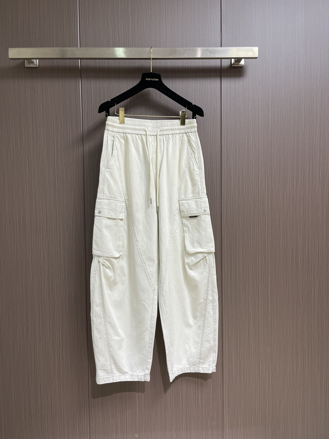 NO:735384,Support the after-sales LV 2026SS new workwear solid color multi-pocket fashionable sports breathable straight trousers. This style of overalls is made of micro-elastic cotton and has plexi labels on the side pockets, making it a comfortable choice for daily wear. Sizes M-3XL, Louis Vuitton,19860909支持年后售后 LV 2026SS新款工装纯色多口袋时尚运动透气直筒长裤,本款工装裤取材微弹棉布,侧口袋点缀 plexi 标签,成就日常着装的舒适之选.尺码M-3XL,,louis vuitton,,Men's clothing