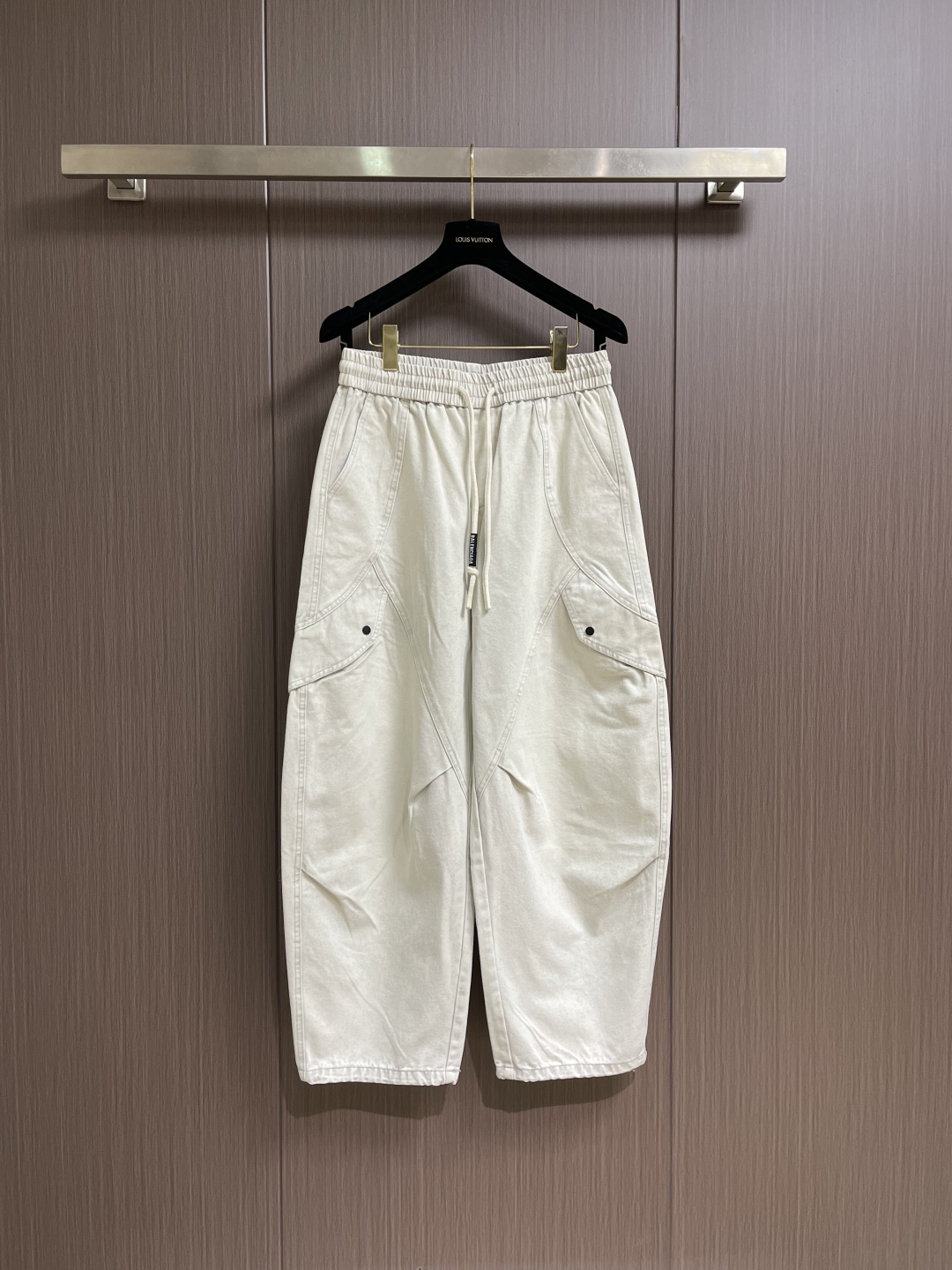 NO:735389,Balenciaga wide-leg stitched drawstring jeans are supported after sales in the new year. The fabric is made of pure cotton twill denim imported from Japan. Made with high-density equipment imported from Italy. The original base contains spandex micro-elasticity to restore the simple texture of the denim item itself. The fabric is first washed and hand-made with a whiskering effect. It is washed and polished with sandstone to form an aged texture. The color is overly natural. Custom-made waist drawstring. The waist can be tightened with a drawstring. Engraving hardware accessories are molded and made in custom old colors.  The overall wiring is straight and delicate, the fabric is comfortable and soft, and the color is consistent without color difference. It can be matched with the same style to create a fashionable look and control various occasions. Customized accessories, complete with three standards, same style for men and women!  Size M-3XL,,balenciaga,jeans,19860909支持年后售后 Balenciaga 阔腿缝线抽绳牛仔裤,面料采用日本进口纯棉斜纹丹宁牛仔面料 由意大利进口高密度器械制造 原胚底含氨纶微弹力 还原牛仔单品本身的拙朴质感 面料先做洗水手工做猫须效果 通过洗水及砂石打磨 形成做旧质感 色泽过度自然 订做腰间抽绳 腰部可抽绳收紧 刻字五金配件开模定做旧色 整体走线平直细腻,面料舒适柔软,颜色一致无色差 能与同款搭配营造时尚造型,驾驭各种场合,定制辅料,三标齐全,男女同款！尺码M-3XL,,balenciaga,jeans,,Men's clothing