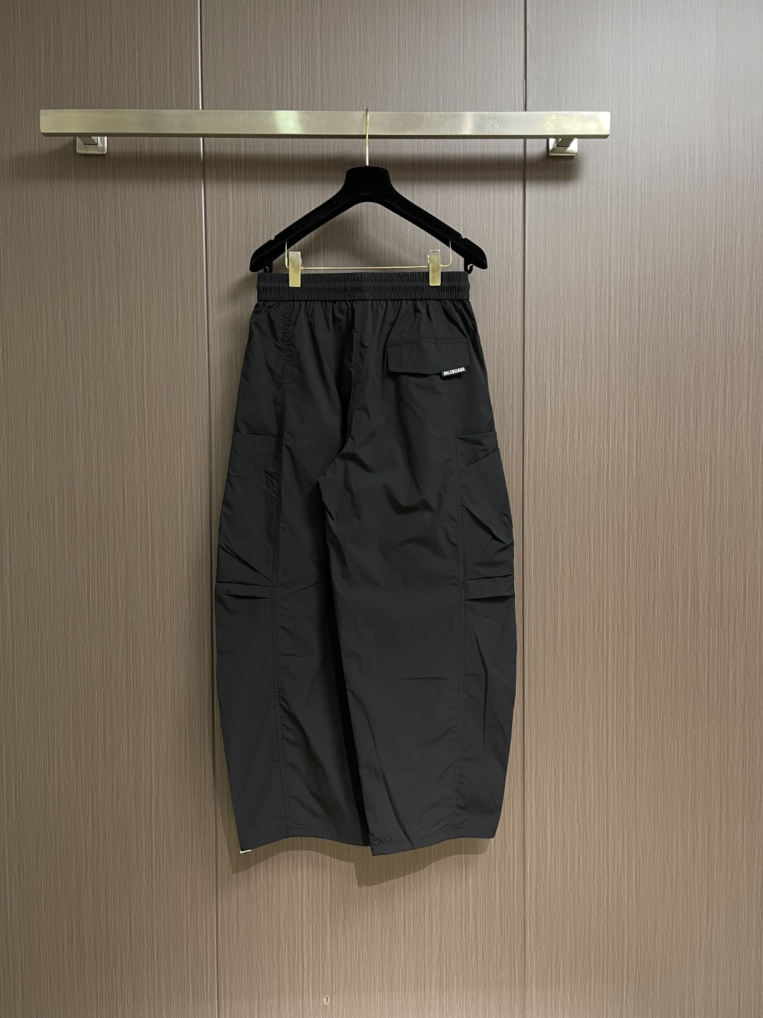 Balenciaga 宽松阔腿裤，重工艺水洗个性系列，简直就是量身定制的 style，满满早春的feel