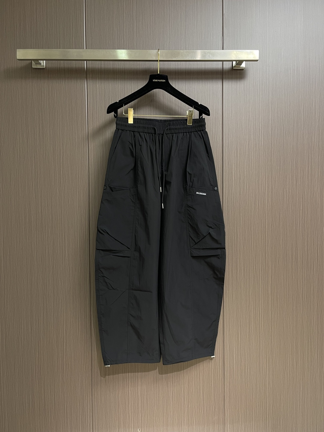 Balenciaga 宽松阔腿裤，重工艺水洗个性系列，简直就是量身定制的 style，满满早春的feel