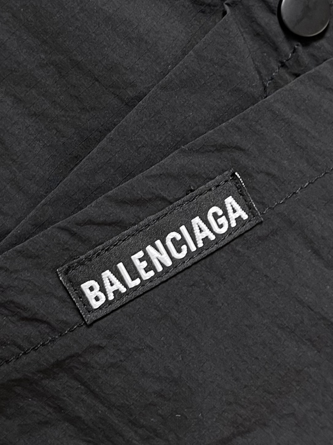 Balenciaga 宽松阔腿裤，重工艺水洗个性系列，简直就是量身定制的 style，满满早春的feel