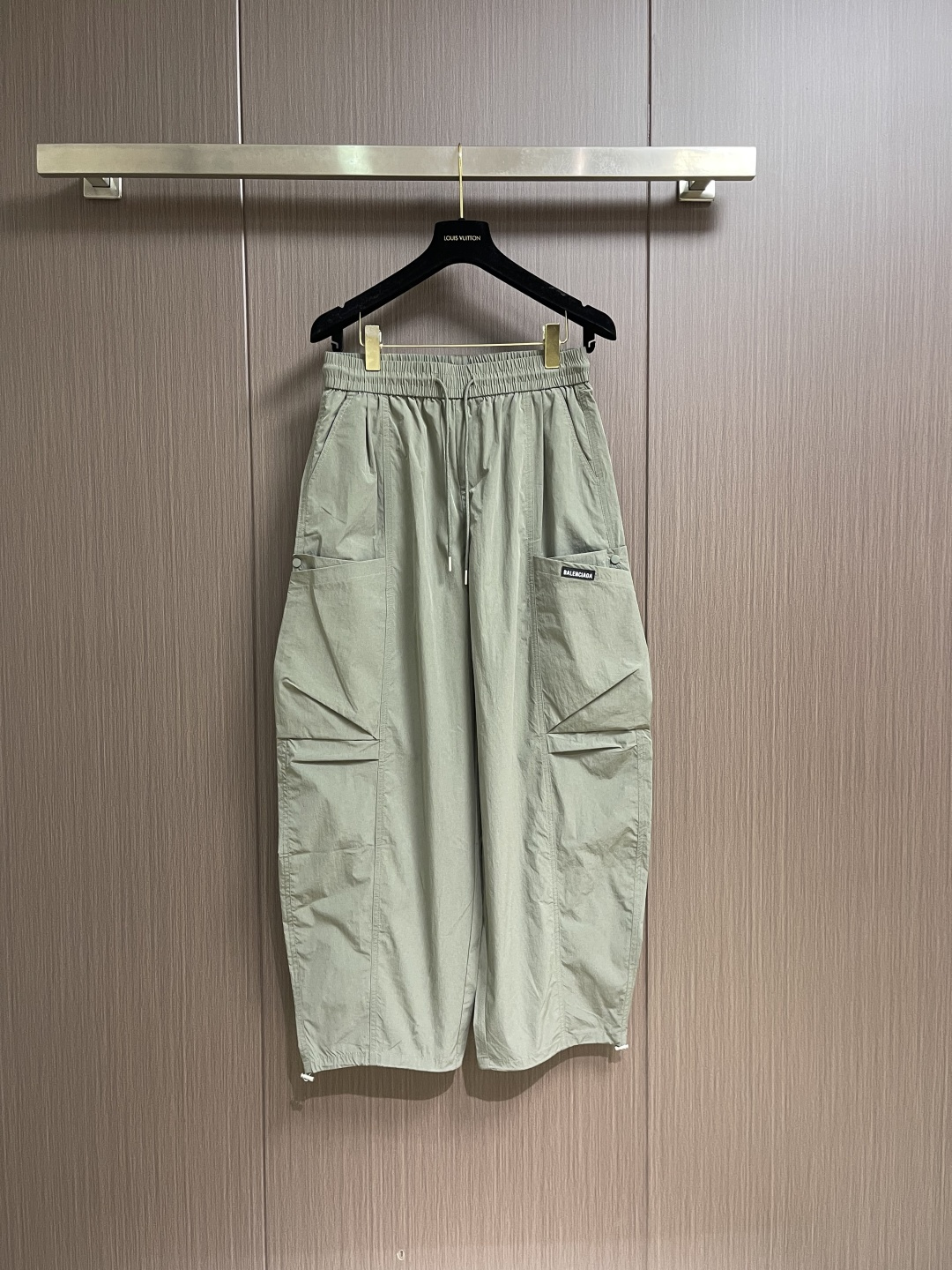 NO:744001,Balenciaga's loose wide-leg pants, heavy craftsmanship and personalized series, are simply a tailor-made style, full of early spring feel, fashionable and classic that will never go out of style. The overall texture is very soft and skin-friendly, but it does not feel soft and slumped. The good fabric is really stiff, the design is simple and very personal at the same time. If you look closely, you can see that every process and the texture are very fine and perfect. Sizes M-3XL, balenciaga,19860909Balenciaga 宽松阔腿裤,重工艺水洗个性系列,简直就是量身定制的 style,满满早春的feel,时髦经典永不过时,整体质感上身非常柔糯亲肤,但却不会有任何软塌塌的感受,好的面料真的很挺括,设计简约的同时又非常个性,近距离观看可以发现,每一道工序,纹理都非常的精细完美.尺码M-3XL,,balenciaga,,Men's clothing