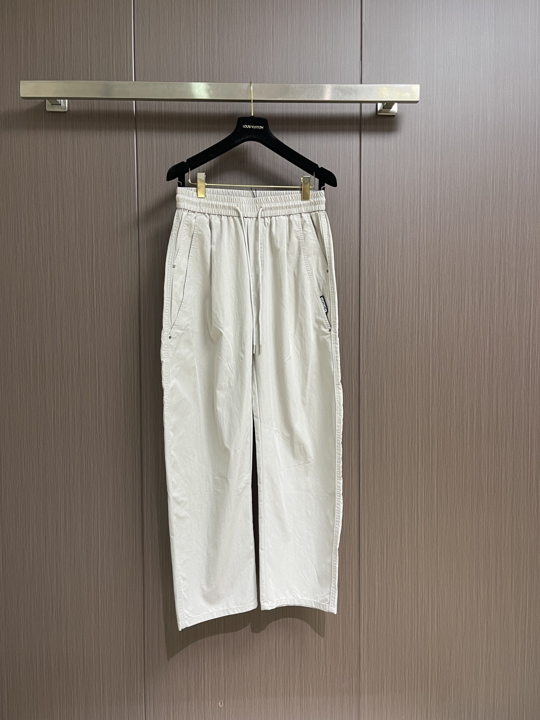 NO:744006,Balenciaga 2026SS early spring new straight wide-leg casual pants, simple and fashionable new custom-made fabrics, comfortable to wear, low-key yet luxurious, fashionable and high-end design, needless to say the style and tailoring of the pants, the upper body is exquisite and vivid.  Really first-class, top-quality materials. Really top-notch elastic waisted straight pants. The quality is outstanding. They have been washed with heavy water to make them very soft!  Not picky, the upper body is absolutely stylish. Sizes M-3XL, balenciaga,19860909Balenciaga 2026SS早春新款直筒阔腿休闲裤,简约时尚新款定制面料,身穿手感舒适 低调不失奢华 设计时尚高端 裤型款式和裁剪亦无需多言 上身精致跃然．真正一等一顶级质料 真正殿堂级的松紧腰直筒裤,品质卓然,经过重水洗使得很柔软！不挑人 上身绝对的有型 .尺码M-3XL,,balenciaga,,Men's clothing