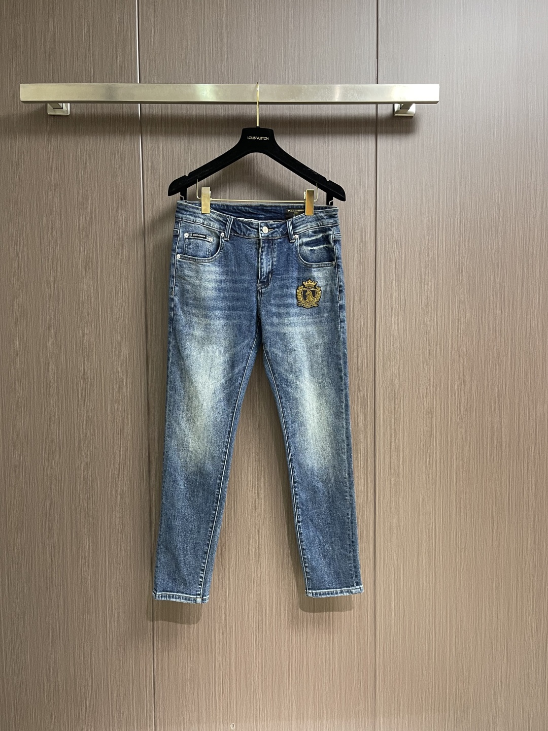 NO:735405,Support the after-sales service of the new DG 2026SS denim trousers with logo logo, suitable for daily life and leisure. The denim fabrics selected have all been washed, polished and distressed through multiple processes. The excellent fit makes the trousers have good upper body comfort, which is very important for jeans. Original hardware and accessories are provided by customers, with great sense of design, full details and workmanship. Sizes 29-36, no 35,,jeans,19860909支持年后售后 DG 2026SS新款仔章标识牛仔长裤,生活休闲日常皆宜.选用的牛仔布料全部经过多道工序洗水、打磨、做旧处理 极好的版型使的裤装有很好的上身舒适度,牛仔裤这点非常非常重要.客供原版五金辅料,极具设计感, 十足的细节、做工之处处到位.尺码29-36 无35,,jeans,,Men's clothing