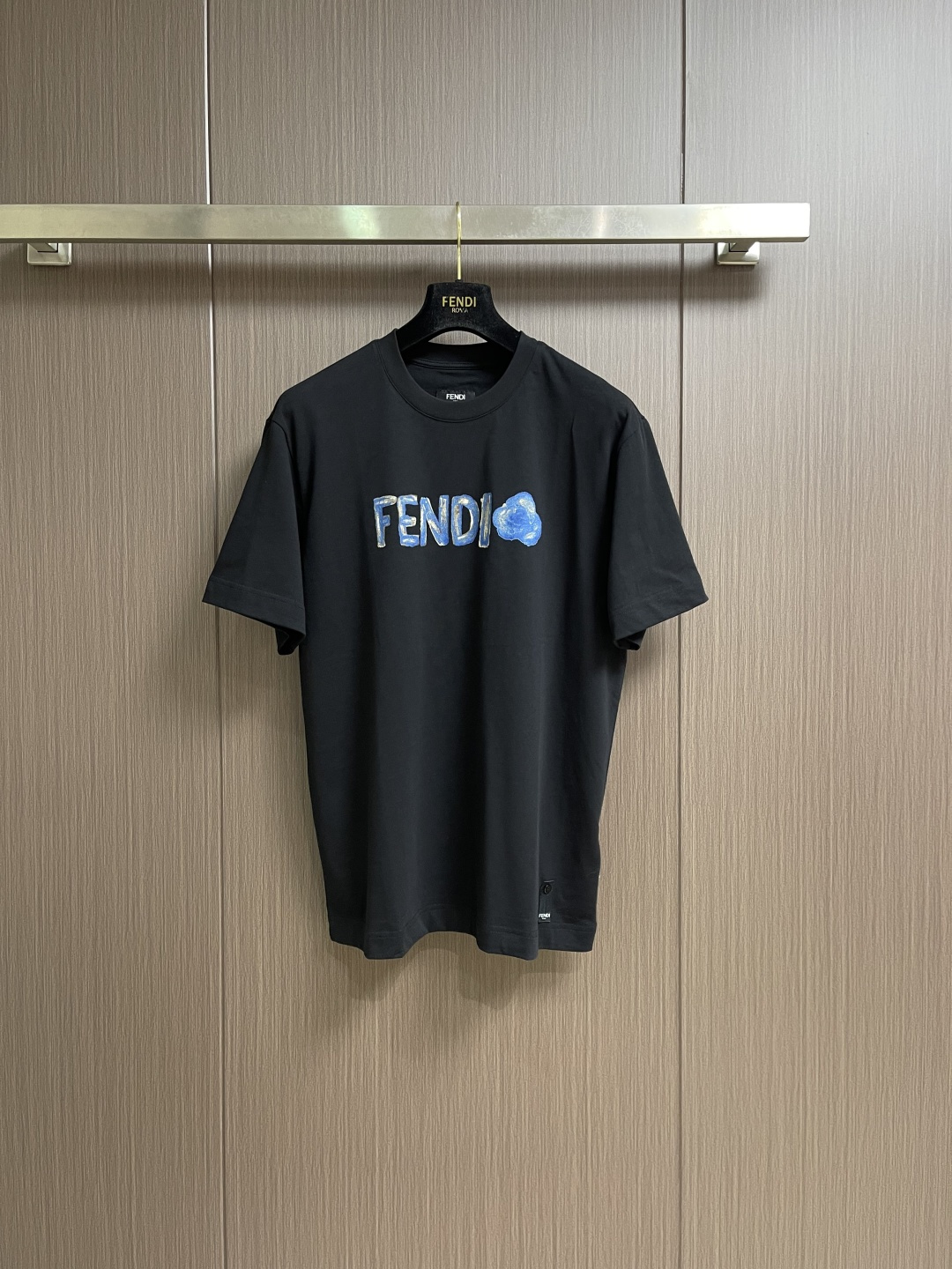 NO:730671,Support after-sales service in the year. FENDI logo short-sleeved T-shirt with graffiti logo, made of pure cotton fabrics supplied by customers. The fabric feels fleshy, the texture is excellent, soft and breathable, and the skin-friendly feeling is loose. The cut is very stiff and slim, and the shape is very good, simple logo printing design. Size S-XL S size Bust 106 Shoulder width 44 Length 70 M Size Bust 110 Shoulder width 46 Length 71 L size  Bust 114, shoulder width 48, clothing length 72, XL size, bust 118, shoulder width 50, clothing length 73,, fendi, T-shirt, tees, t-shirt,19860909支持年后售后 FENDI logo 涂鸦标识短袖T恤,客供纯棉面料制作,面料手感肉实,质感出色柔软透气的亲肤感宽松 os 版型裁剪上身十分挺括显型版型骨感很好,简约的标识印花设计 .尺码S-XL S码 胸围106 肩宽44 衣长70 M码 胸围110肩宽46 衣长71 L码 胸围114 肩宽48衣长72 XL码 胸围118 肩宽50衣长73,,fendi,T-shirt,tees，t-shirt,,Men's clothing