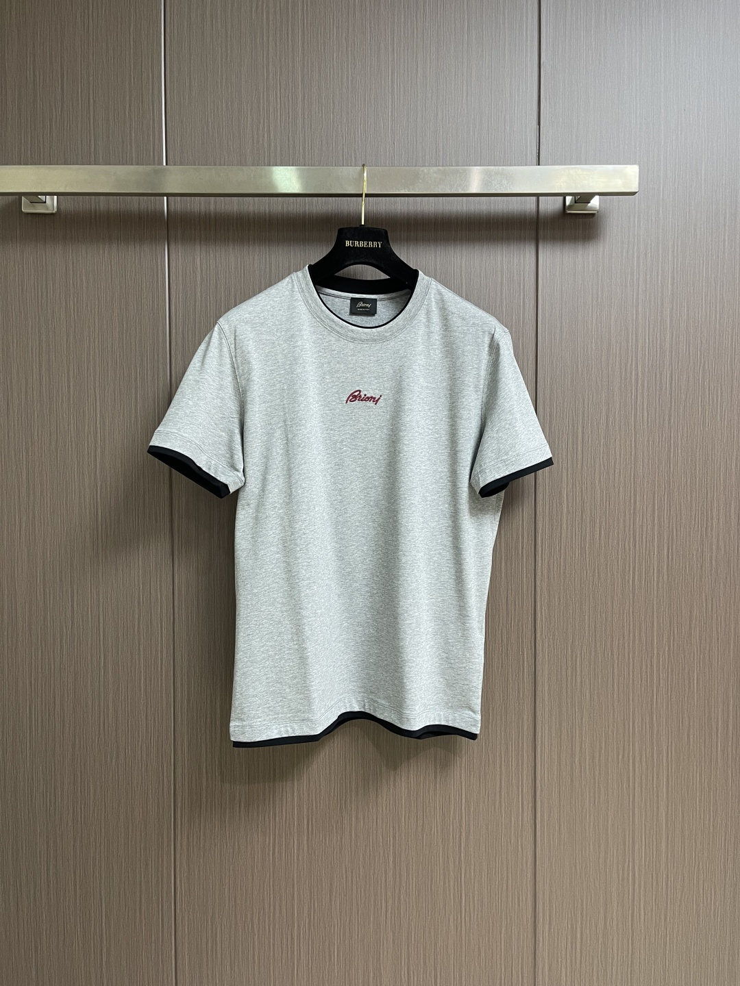 NO:730653,Brioni Tencel cotton short-sleeved T-shirt is supported after-sales service in the year. It is a classic basic T-shirt with high-end luxury and platinum level. The overall design perfectly integrates Italian aesthetics and inherits the genes of the bri family. It takes the minimalist route, is both solemn and harmonious, and conforms to the modern urban aesthetic. It is decorated with the classic brand logo on the chest and is made of exquisite embroidery. It is a soul-like existence and effectively flaunts the brand identity!  We provide customers with high-end imported ready-to-wear custom-woven Tencel cotton, which is custom-woven and dyed in the well-known Italian workshops. It is an extremely luxurious and special material. The fabric properties are all excellent. It is treated with mercerization process. The fabric has extremely high gloss. The mesh structure is delicate and natural. It has perfect comfort and breathability. The tactile experience is self-evident, and you can enjoy the ultimate luxury!  The color scheme is light and versatile, suitable for all kinds of daily wear. It has a high compatibility space for mixing and matching. It can be used in any occasion, whether for business commuting or outing for leisure. The upper body has a strong sense of elegance and elegance. It is a high-occupancy item in the wardrobe, and everyone has one!  Sizes M-XXL M size bust 104 shoulder width 46 length 70.5 L size bust 108 shoulder width 47 length 71.519860909支持年后售后 Brioni 布莱奥尼 天丝棉短袖t恤,高端奢华且白金级的一款经典基础款t恤衫.通体的设计完美融合意式美学,且传承了bri家族的基因,走极简主义的路线,亦庄亦谐,符合现代都市审美,胸前饰有经典品牌标识,以精美刺绣体打造,属于灵魂式的存在,有力标榜了品牌身份！客供高级进口成衣定织天丝棉,意大利老牌工坊成衣工序定织定染,极为奢华特殊的材质,面料属性皆为上乘,采用丝光工艺处理,面料光泽度极高,网眼结构细腻自然,舒适性与透气性完美兼备,触感体验不言而喻,奢华极致享受！配色轻熟百搭,符合日常各种穿搭,混搭兼容空间极高,驾驭任何场合,商务通勤与出街休闲皆可,上身儒雅气质感极强,属于衣橱高出勤率单品,人手一件！尺码M-XXL  M码 胸围104 肩宽46衣长70.5 L码 胸围108 肩宽47衣长71.5  XL码 胸围112肩宽48衣长72.5 XXL码 胸围116肩宽49衣长73.5,,T-shirt,tees，t-shirt,,Men's clothing