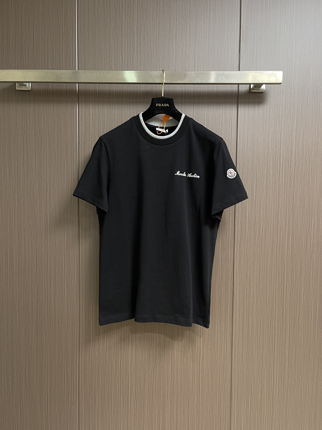 NO:730606,Support after-sales service after the year. Moncler 2026ss early spring new short-sleeved T-shirt, customized fabric, customized embroidered logo, excellent comfort and breathability, soft, anti-wrinkle, elasticity and excellent drape. Whether worn alone or worn inside, it is very handsome. Pursuing luxury, noble and elegant style, creating extraordinary men's taste, the visual effect is very good, the grade is very high, simple and fashionable, a must-have choice for leisure and business. Sizes S-XL S size chest 104 shoulder width 43  Length 68, M size, bust 108, shoulder width 44.5, Length 70, L size, bust 112, shoulder width 46, Length 72, XL size, bust 116, shoulder width 47.5, Length 74, T-shirt, tees, t-shirt,19860909支持年后售后 Moncler 2026ss早春新款短袖T恤,定制面料,定制刺绣logo,舒适性与透气性兼优,柔软抗皱弹性和垂性极佳,无论是单穿或是内搭都是帅气十足,追求奢华高贵优雅风范,打造不凡男士品味,视觉效果非常赞,档次极高,简约时尚,休闲商务必备之选.尺码S-XL S码胸围104肩宽43 衣长68 M码 胸围108肩宽44.5 衣长70 L码胸围112肩宽46 衣长72 XL码 胸围116肩宽47.5衣长74,,T-shirt,tees，t-shirt,,Men's clothing