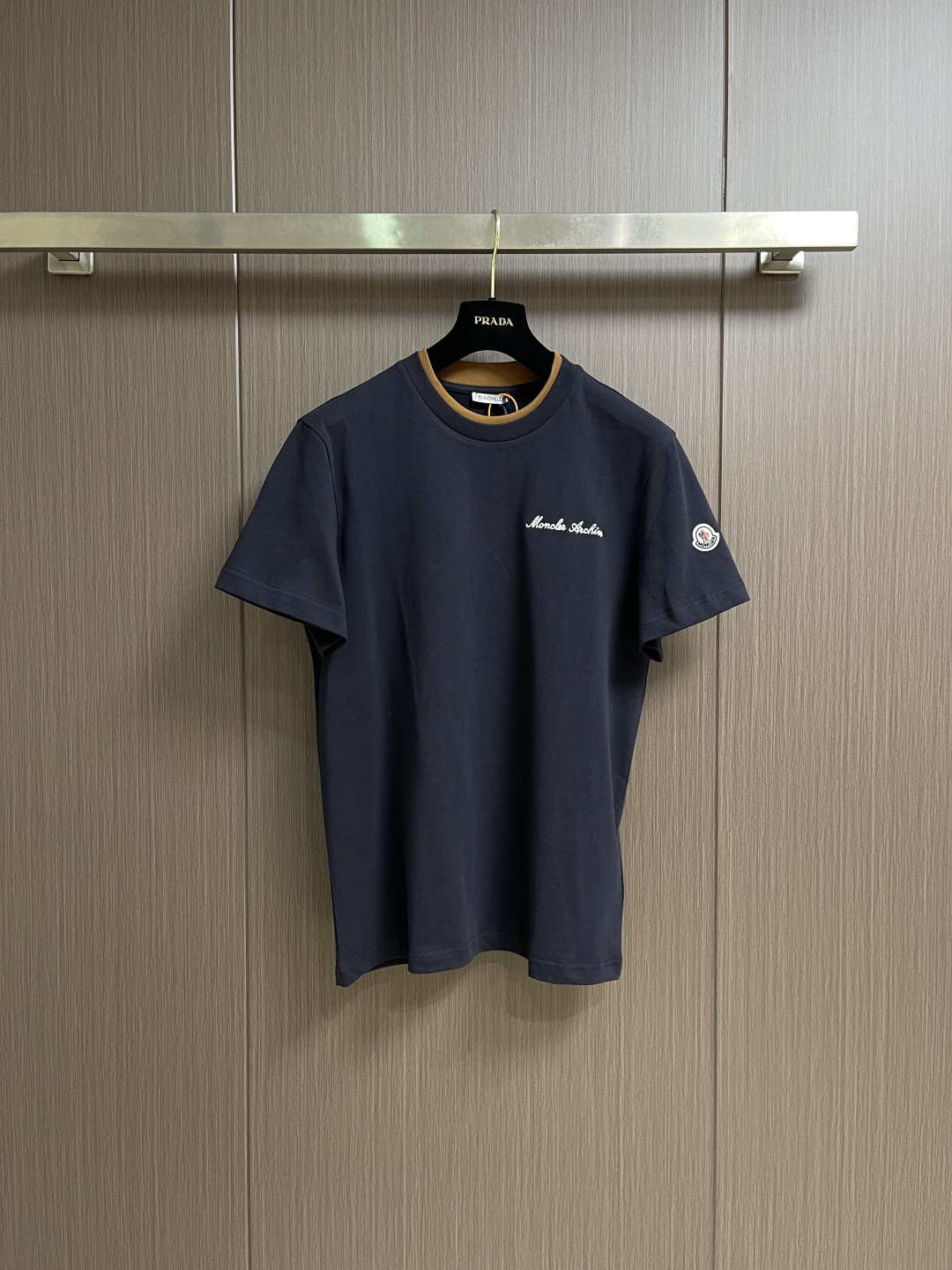 NO:735439,Support after-sales service after the year. Moncler 2026ss early spring new short-sleeved T-shirt, customized fabric, customized embroidered logo, excellent comfort and breathability, soft, anti-wrinkle, elasticity and excellent drape. Whether worn alone or worn inside, it is very handsome. Pursuing luxury, noble and elegant style, creating extraordinary men's taste, the visual effect is very good, the grade is very high, simple and fashionable, a must-have choice for leisure and business. Sizes S-XL S size chest 104 shoulder width 43  Length 68, M size, bust 108, shoulder width 44.5, Length 70, L size, bust 112, shoulder width 46, Length 72, XL size, bust 116, shoulder width 47.5, Length 74, T-shirt, tees, t-shirt,19860909支持年后售后 Moncler 2026ss早春新款短袖T恤,定制面料,定制刺绣logo,舒适性与透气性兼优,柔软抗皱弹性和垂性极佳,无论是单穿或是内搭都是帅气十足,追求奢华高贵优雅风范,打造不凡男士品味,视觉效果非常赞,档次极高,简约时尚,休闲商务必备之选.尺码S-XL S码胸围104肩宽43 衣长68 M码 胸围108肩宽44.5 衣长70 L码胸围112肩宽46 衣长72 XL码 胸围116肩宽47.5衣长74,,T-shirt,tees，t-shirt,,Men's clothing