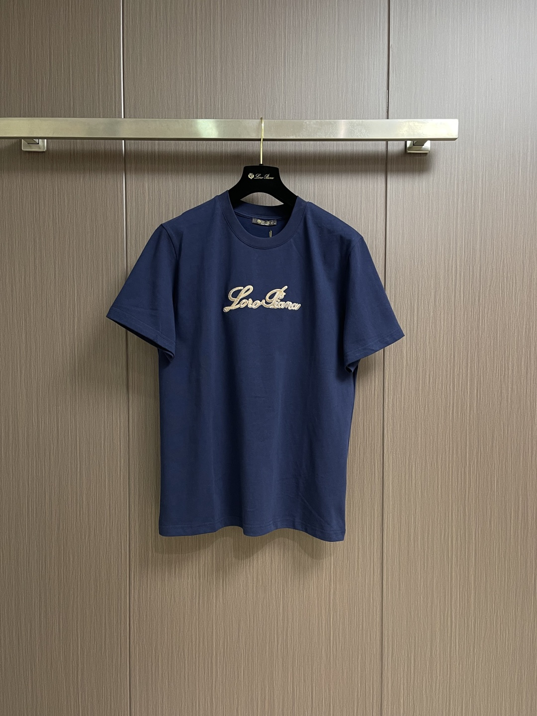 NO:730677,Support after-sales after-sales LP Loro Piana 2026ss spring and summer new short-sleeved T-shirt. Loro Piana's short-sleeved shirt is made of double-sided liquid ammonia cotton fabric. This fabric has a silky soft luster and feels smooth and delicate!  The double-veil weave structure has good skin texture and is not easily deformed after long-term wear and washing, truly achieving the same high-end quality. The T-shirt has a slightly wide back collar and is embellished with Loro Piana's logo embroidery, which not only highlights the brand's high simplicity and nobility, but is not too complicated, and conforms to the concept of simple summer wear. Sizes S-XL S size Bust 104 Shoulder width 44 Length 70 Medium Bust 108 Shoulder width 46 Length 71 L size  Bust 112, shoulder width 48, length 7219860909支持年后售后 LP Loro Piana 2026ss春夏新品短袖T恤,Loro Piana这款短袖采用了双面液氨棉面料,这块面料具有丝绸般的柔软光泽感,手感爽滑细腻！双面纱织结构,骨感好 久穿久洗不易变形,真正做到与一样致的高端品质.T恤呈微阔型后领搭配Loro Piana的logo刺绣为点缀,既彰显了品牌的高简约高贵,又不会过于繁杂,符合夏日简约穿搭的理念.尺码S-XL S码 胸围104 肩宽44 衣长70 M码 胸围108 肩宽46 衣长71 L码 胸围112 肩宽48衣长72 XL码 胸围116 肩宽50衣长73,,loro piana,loro piana,T-shirt,tees，t-shirt,,Men's clothing