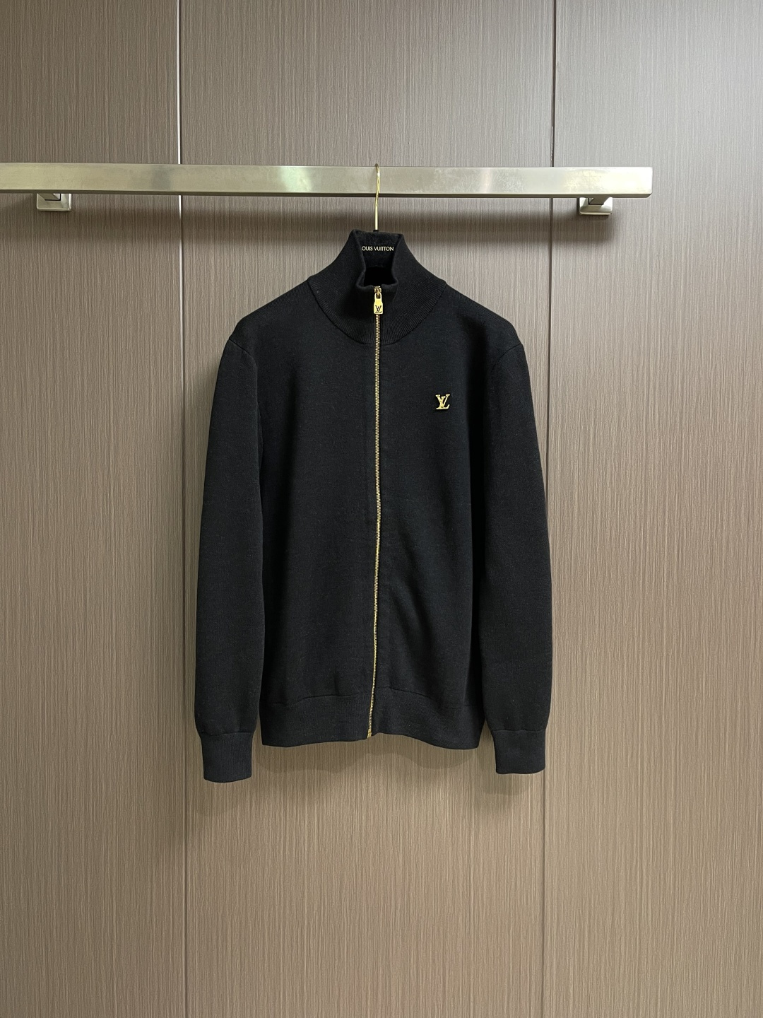 NO:730626,Support after-sales LV after the year  The metal letter knitted stand-up collar zipper wool jacket is made of high-quality wool, giving the fabric a soft skin-friendly touch and good drape. The knitting process is fine and smooth, providing excellent thermal insulation performance and elasticity, ensuring comfortable wearing. The jacket adopts a stand-up collar design, with a smooth metal zipper, which has both practicality and modern beauty. The core highlight is the metal letter LOGO decoration on the front, which is decorated with fine details  The craftsmanship is inlaid on the fabric, presenting a low-key and bright visual effect under the light, highlighting the brand's iconic elements. The overall silhouette is simple and neat, the craftsmanship details are exquisite, and the stitching is even and dense, demonstrating the brand's consistent exquisite skills and pursuit of quality. This jacket cleverly combines comfortable fabrics, practical functions and distinctive brand logos to create a modern urban item suitable for early spring. Sizes S-XL  S size bust 110 shoulder width 48 length 65 M size bust 114 shoulder width 50 length 67 L size bust 118 shoulder width 52 length 69 XL size bust 122 shoulder width 54 length 71,,louis vuitton,jackets & coats,19860909支持年后售后 LV 金属字母针织立领拉链羊毛外套,甄选优质羊毛,赋予面料柔软亲肤的触感与良好的垂坠性.针织工艺细腻平整,提供了出色的保暖性能与弹性,确保穿着舒适自如.外套采用立领设计,搭配顺滑的金属拉链,兼具实用性与现代美感.核心亮点在于前身的金属质感字母LOGO装饰,通过精细工艺镶嵌于面料之上,在光线下呈现低调而璀璨的视觉效果,彰显品牌标志性元素.整体廓形简约利落,工艺细节考究,针脚均匀密实,展现了品牌一贯的精湛技艺与对品质的追求.这款外套将舒适面料、实用功能与鲜明的品牌标识巧妙融合,打造出适合早春时节的都市摩登单品.尺码S-XL S码 胸围110肩宽48衣长65 M码胸围114肩宽50衣长67 L码 胸围118肩宽52衣长69 XL码胸围122肩宽54衣长71,,louis vuitton,jackets & coats,,Men's clothing