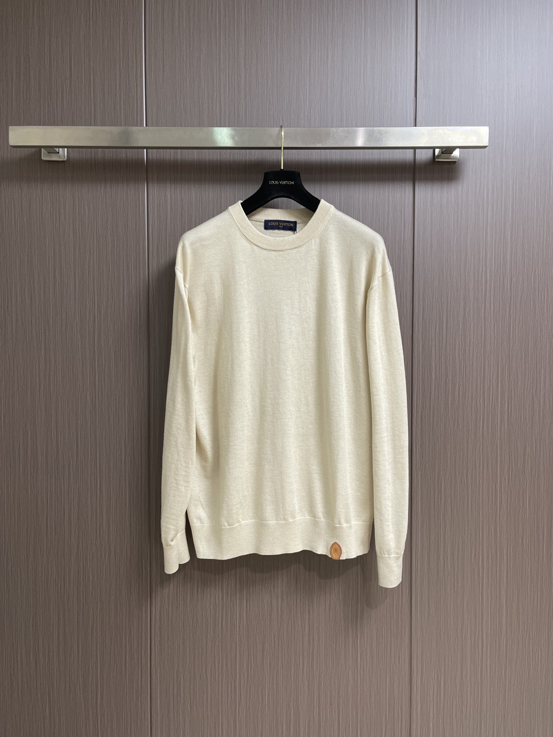 NO:730620,Supports the after-sales LV 2026ss new emblem logo crew neck knitted sweater. This comfortable crew neck sweater is knitted with blended yarn and is extra soft to the touch. The LV leather logo is integrated into the hem, and the classic configuration can be easily matched with daily looks. Sizes S-XL  Dress length 69 XL bust 122 shoulder width 54 dress length 71,,louis vuitton,sweaters,19860909支持年后售后 LV 2026ss新款仔章标识圆领针织毛衣,这款舒适圆领衫采用混纺纱线织就,触感格外柔软.LV 皮质标识融入下摆,经典构型可轻松搭配日常造型.尺码S-XL S码 胸围110 肩宽48 衣长65 M码胸围114 肩宽50 衣长67 L码 胸围118 肩宽52 衣长69 XL码胸围122肩宽54 衣长71,,louis vuitton,sweaters,,Men's clothing