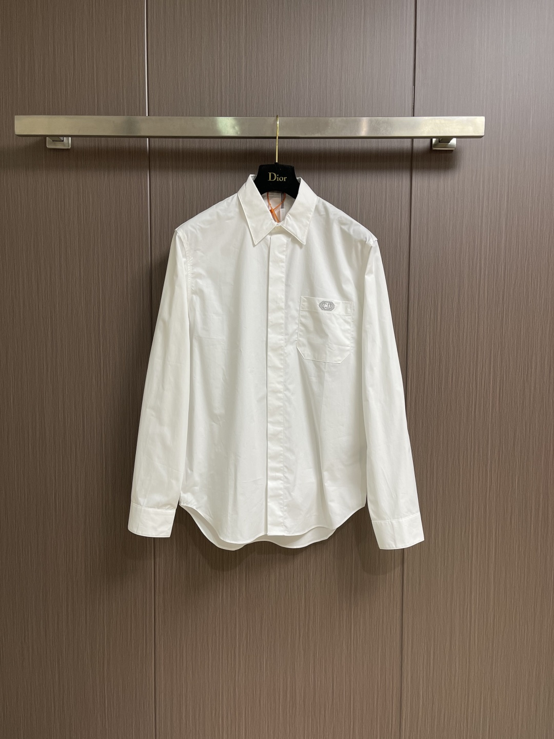 NO:735429,Support after-sales service Dior chest pocket Box embroidered long-sleeved shirt, custom silk satin poplin, delicate and soft, comfortable and close to the skin, a touch of simple white, pure and elegant as ever, patch pocket CD Box logo embellished on the chest, carved invisible aristocratic coat of arms, sealing the architectural aesthetics and craftsmanship spirit of the 1947 haute couture workshop in the square inches of a white shirt. Only neat tailoring and precise details outline the design philosophy that high-end comes from order.  Demonstrate an effortless sense of luxury. Use imported machine embroidery technology and use advanced computer control systems and precision mechanical components to achieve CD Box logo embroidery operations with high precision. The lines are smooth and delicate, and the fabrics have been sand washed. The texture is better, not easy to deform, not easy to shrink, not easy to fade, and maintains long-term beauty. The overall wiring is straight and delicate, the fabric is comfortable and soft, and the color is consistent without color difference. It can be matched with the same style to create a fashionable look and control various occasions. Customized accessories, complete three labels, the same style for men and women!  Size 39-40-41-42 S-XL 39, bust 105, shoulder width 46, length 78, size 40, bust 109, shoulder width 48, length 79.5, size 41, bust 113, shoulder width 50, length 81, size 42, chest 117, shoulder width 52, length 82.5,,dior,shirts,19860909支持年后售后 Dior 胸前口袋Box 刺绣长袖衬衫,定制丝缎府绸 细腻柔软 舒适贴肤 一抹简约白 纯净如初 优雅自现 贴袋CD Box标志点缀于胸前 雕琢隐形的贵族纹章 将1947年高订工坊的建筑美学与手工精神封存在一件白衬衫的方寸之间 仅以利落的剪裁与精准的细节 勾勒出高级感源于秩序的设计哲学 演绎不费力的高级感.采用进口机刺绣工艺 使用先进的计算机控制系统和精密的机械部件 实现CD Box 标志刺绣作业 精度高 线条流畅而细腻,面料都经过砂洗 手感质感更佳 不易变形 不易缩水 不易褪色 保持长久的美观.整体走线平直细腻,面料舒适柔软,颜色一致无色差 能与同款搭配营造时尚造型,驾驭各种场合,定制辅料,三标齐全,男女同款！尺码39-40-41-42 S-XL 39码 胸围105肩宽46 衣长78 40码 胸围109肩宽48 衣长79.5 41码胸围113肩宽50 衣长81 42码 胸围117肩宽52 衣长82.5,,dior,shirts,,Men's clothing