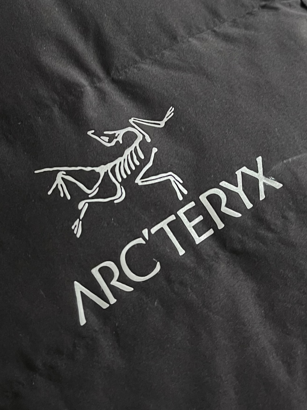 arcteryx 始祖鸟秋冬羽绒立领情侣马甲，日常休闲 随意搭配 都是无可挑剔，送人自留！都非常有面，经