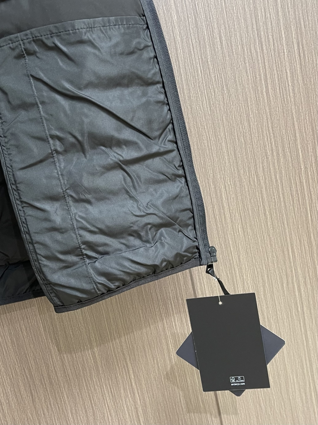 arcteryx 始祖鸟秋冬羽绒立领情侣马甲，日常休闲 随意搭配 都是无可挑剔，送人自留！都非常有面，经