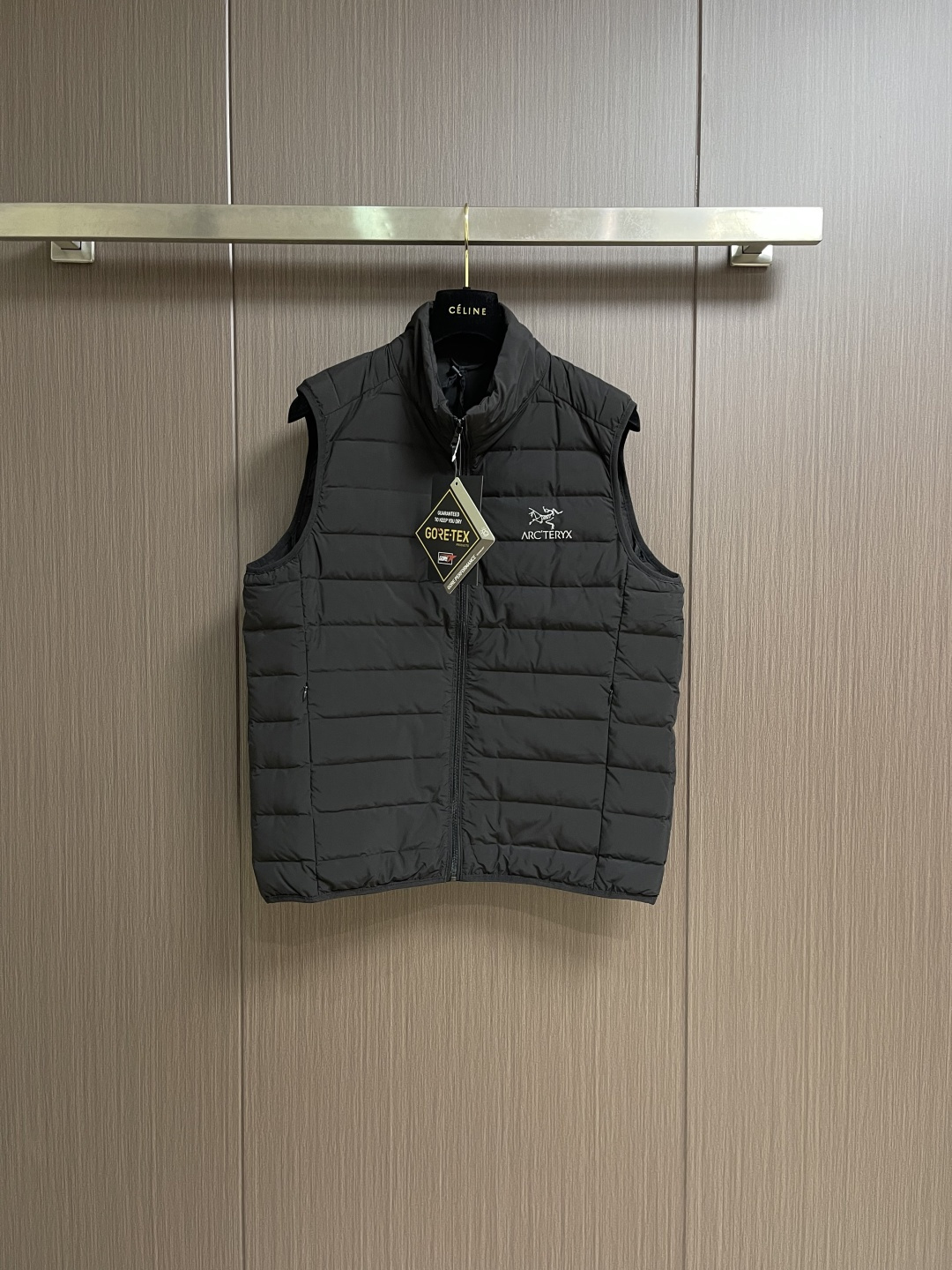 arcteryx 始祖鸟秋冬羽绒立领情侣马甲，日常休闲 随意搭配 都是无可挑剔，送人自留！都非常有面，经