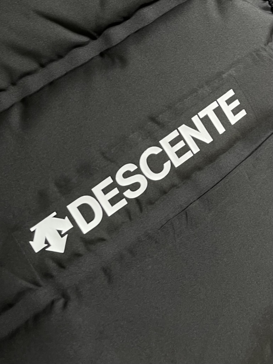 DESCENTE 迪桑特2026ss早春新款休闲羽绒马甲，顶级印花工艺字母图案装饰logo，原版五金辅料