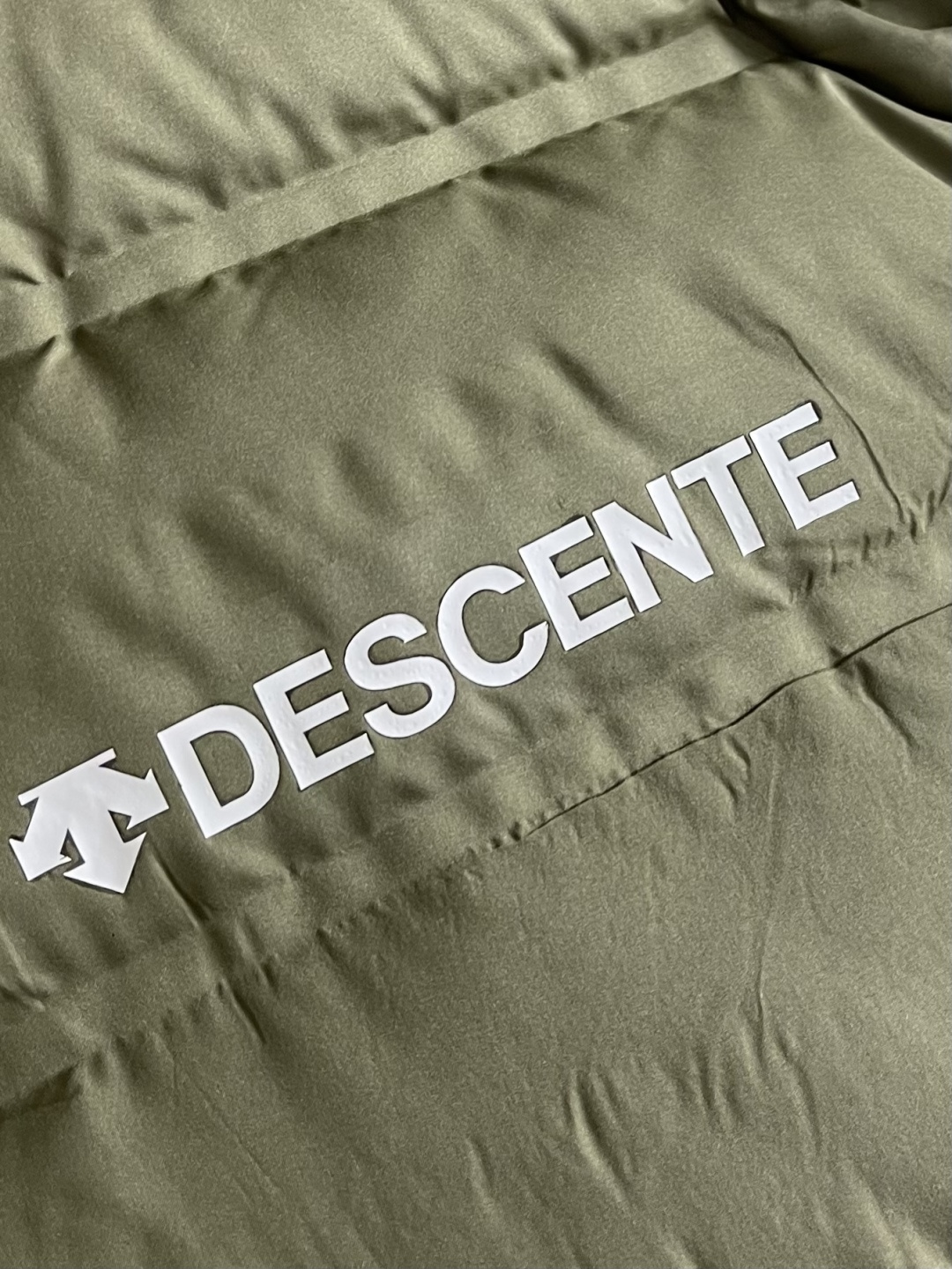 DESCENTE 迪桑特2026ss早春新款休闲羽绒马甲，顶级印花工艺字母图案装饰logo，原版五金辅料
