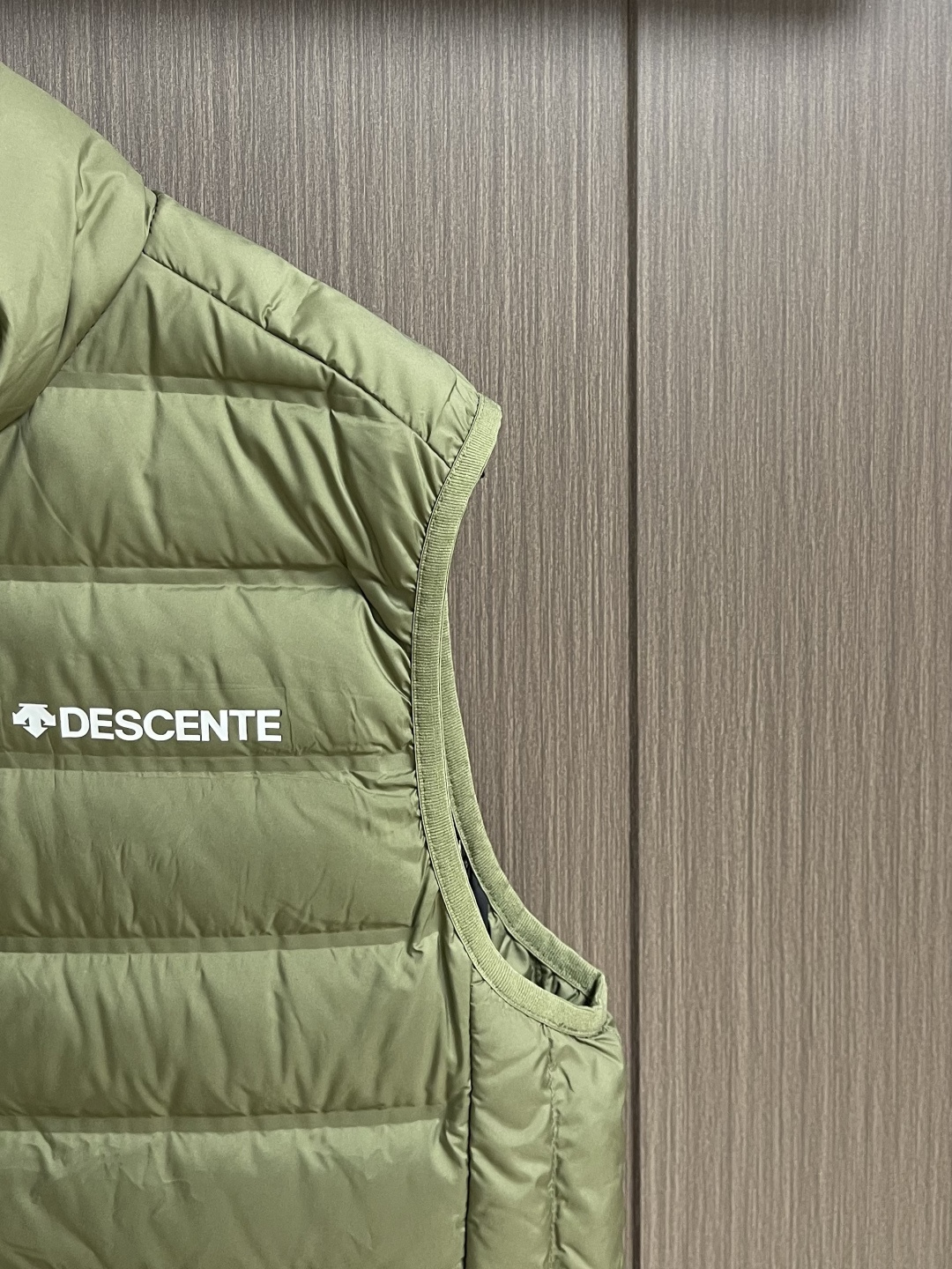 DESCENTE 迪桑特2026ss早春新款休闲羽绒马甲，顶级印花工艺字母图案装饰logo，原版五金辅料