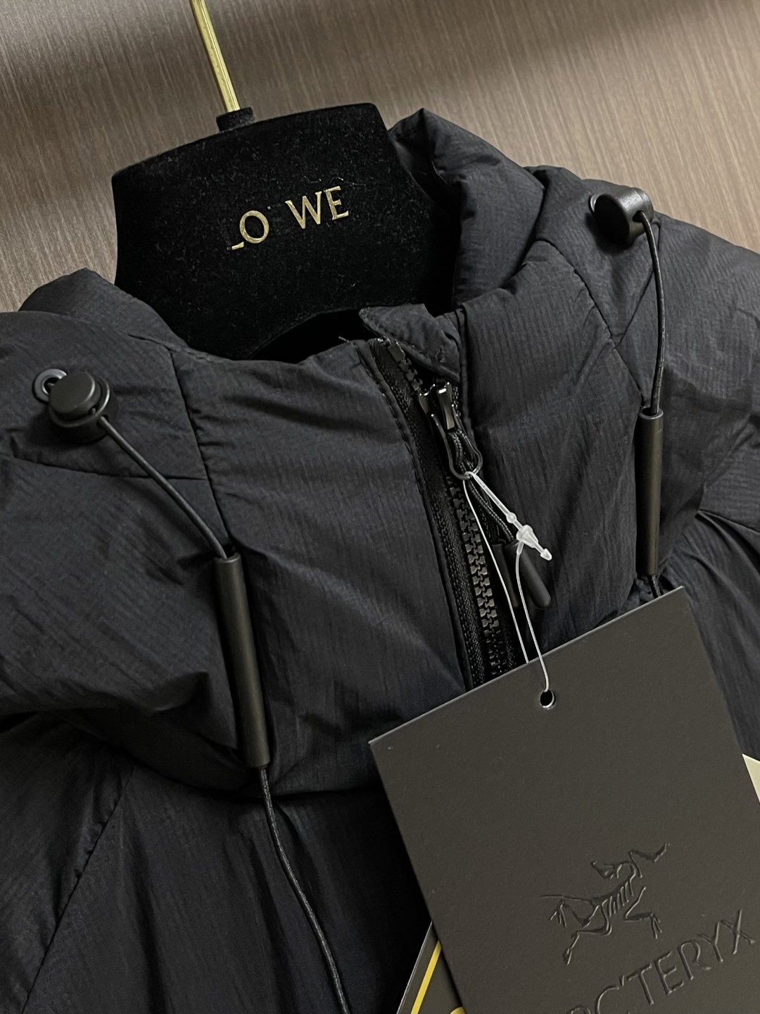 arcteryx 始祖鸟2026ss早春新品连帽轻薄羽绒外套，进口原版面料，工艺极度复杂，视觉相当雅致时