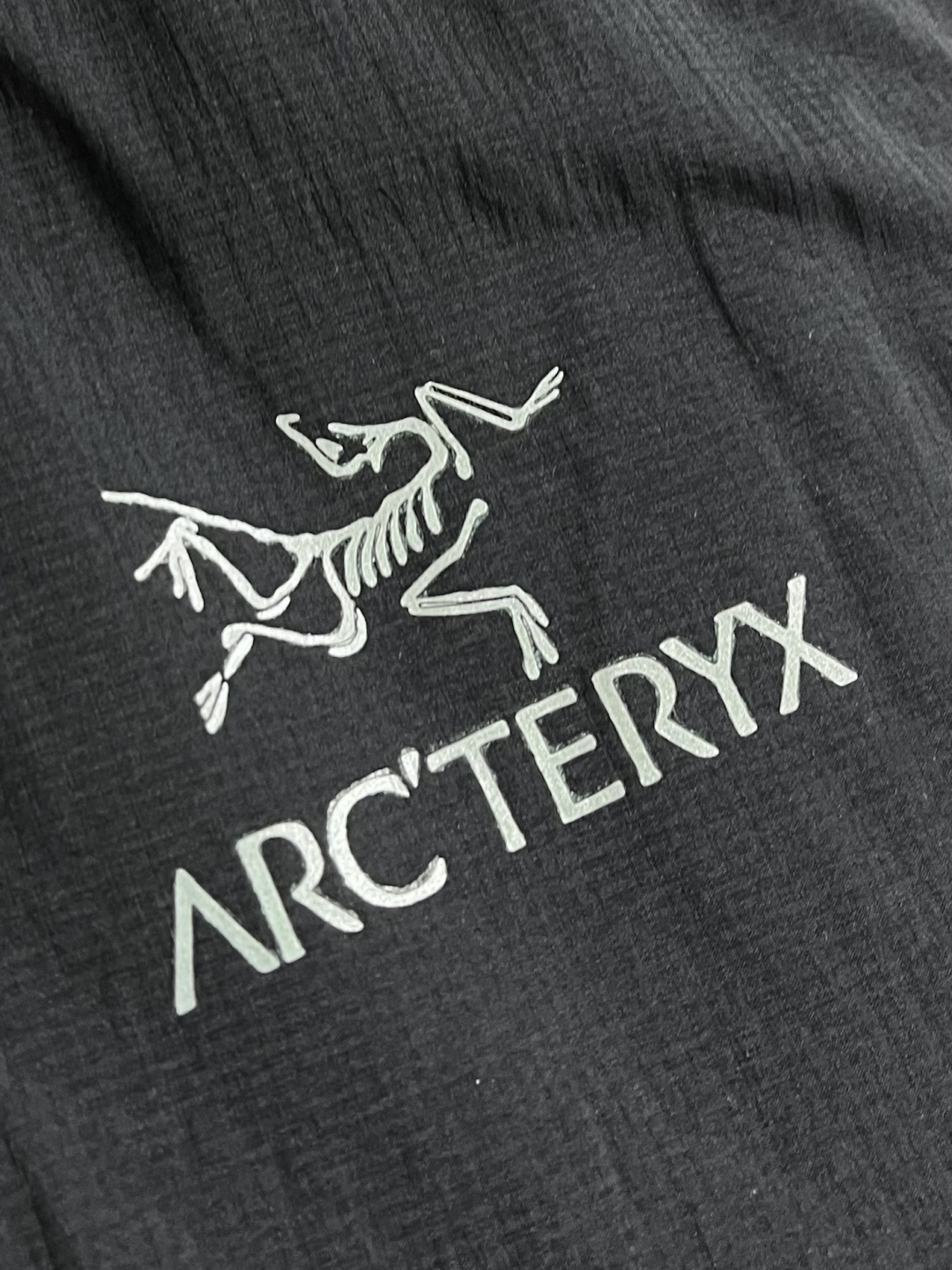 arcteryx 始祖鸟2026ss早春新品连帽轻薄羽绒外套，进口原版面料，工艺极度复杂，视觉相当雅致时