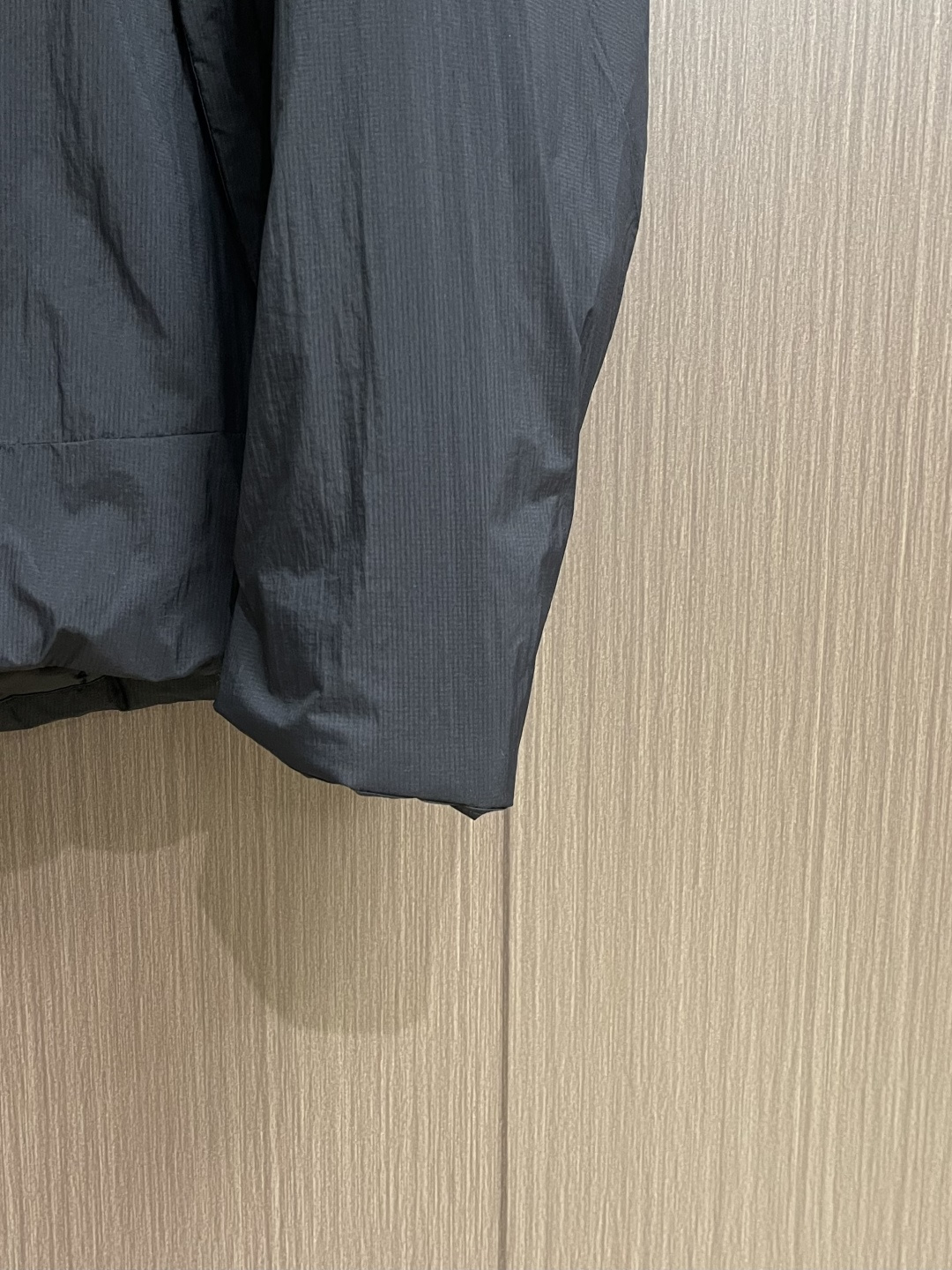 arcteryx 始祖鸟2026ss早春新品连帽轻薄羽绒外套，进口原版面料，工艺极度复杂，视觉相当雅致时