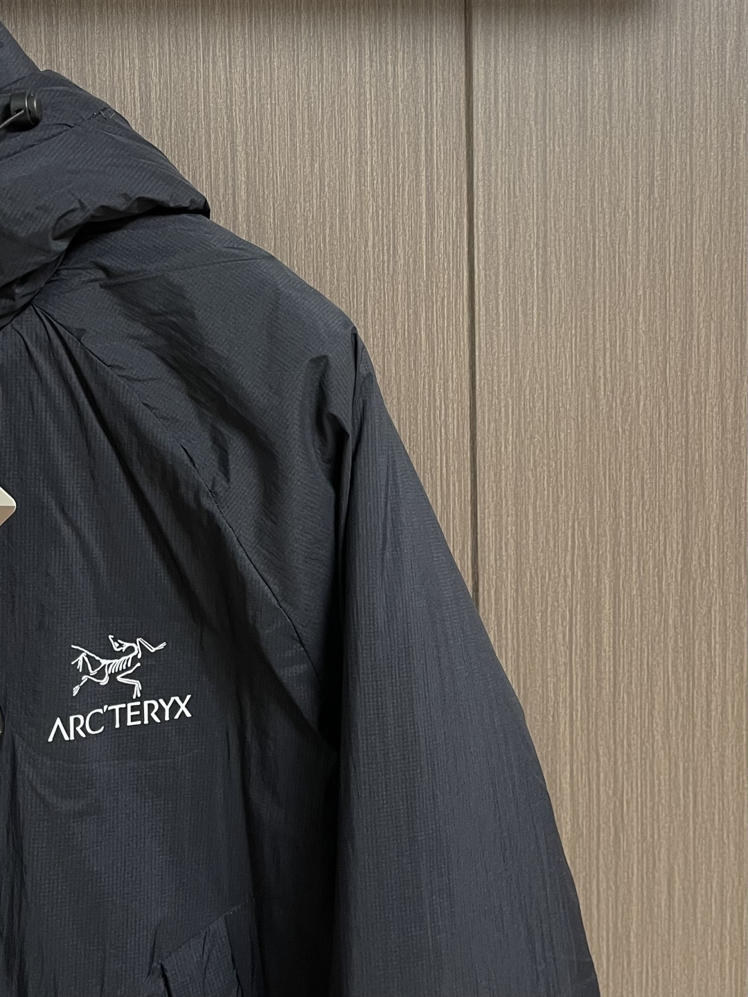 arcteryx 始祖鸟2026ss早春新品连帽轻薄羽绒外套，进口原版面料，工艺极度复杂，视觉相当雅致时