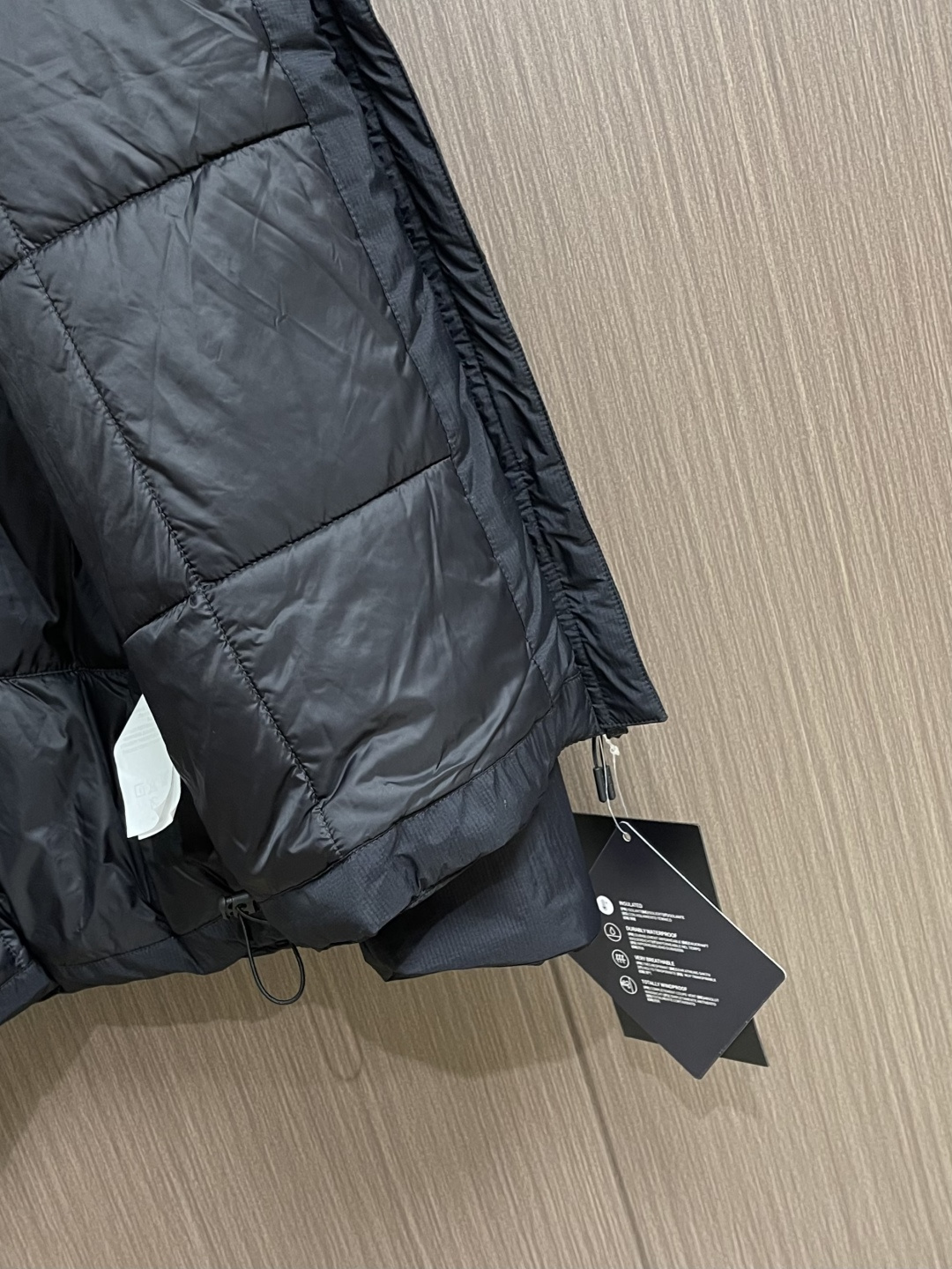 arcteryx 始祖鸟2026ss早春新品连帽轻薄羽绒外套，进口原版面料，工艺极度复杂，视觉相当雅致时