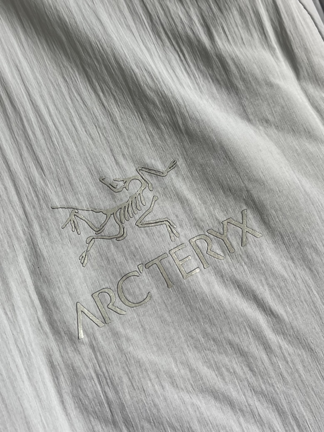 arcteryx 始祖鸟2026ss早春新品连帽轻薄羽绒外套，进口原版面料，工艺极度复杂，视觉相当雅致时