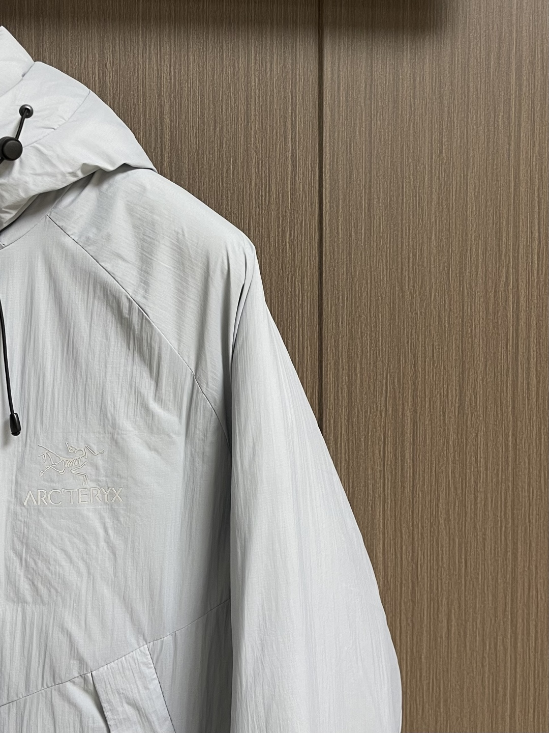 arcteryx 始祖鸟2026ss早春新品连帽轻薄羽绒外套，进口原版面料，工艺极度复杂，视觉相当雅致时