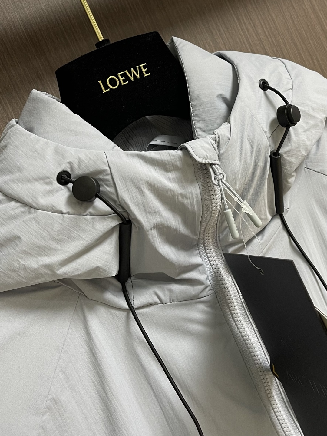 arcteryx 始祖鸟2026ss早春新品连帽轻薄羽绒外套，进口原版面料，工艺极度复杂，视觉相当雅致时
