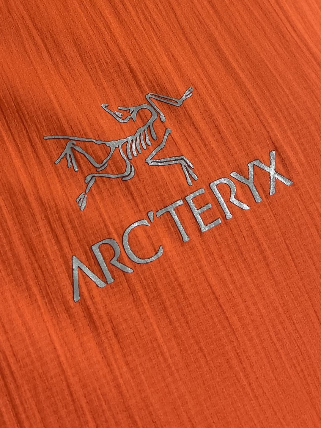 arcteryx 始祖鸟2026ss早春新品连帽轻薄羽绒外套，进口原版面料，工艺极度复杂，视觉相当雅致时