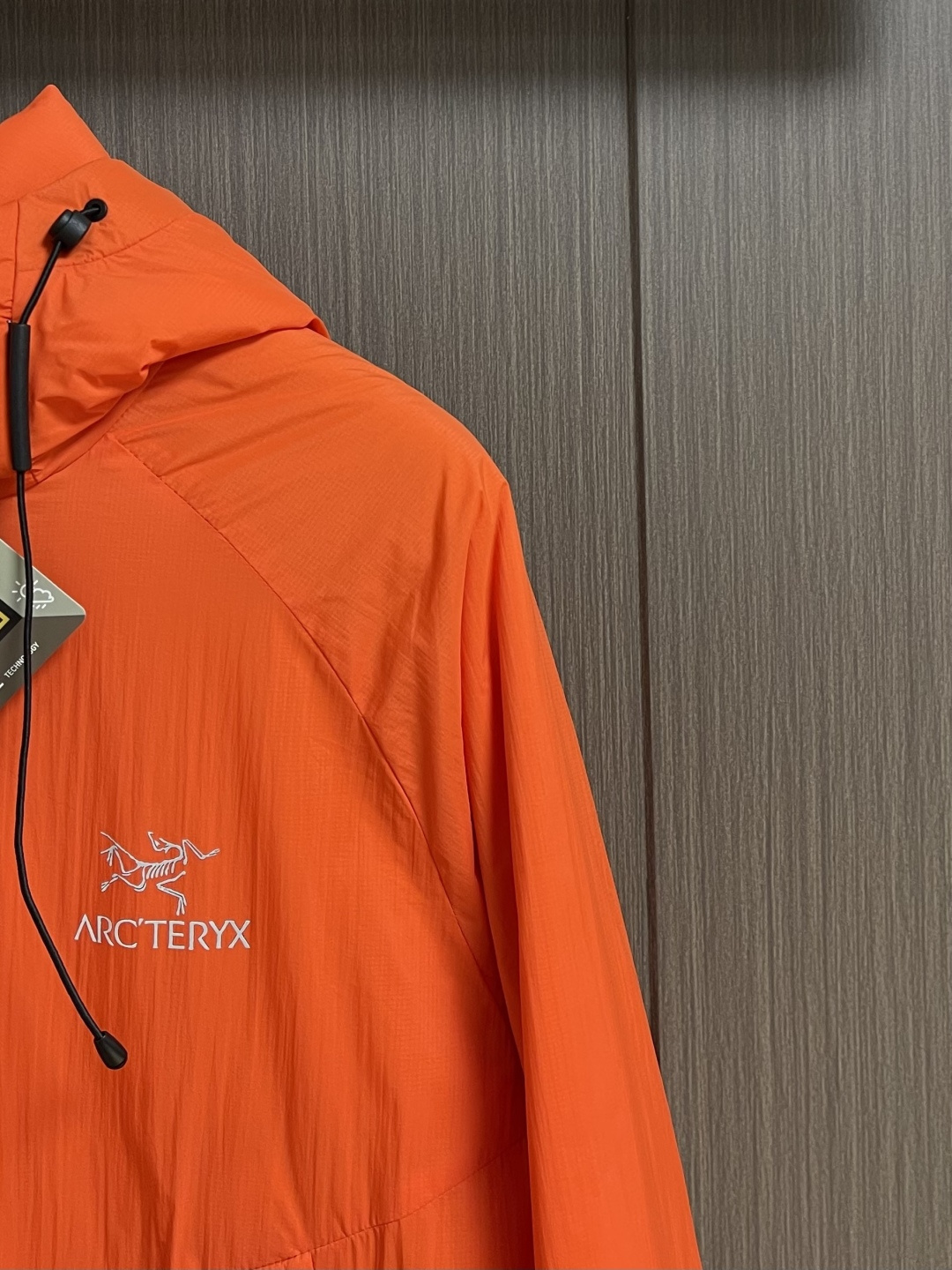 arcteryx 始祖鸟2026ss早春新品连帽轻薄羽绒外套，进口原版面料，工艺极度复杂，视觉相当雅致时
