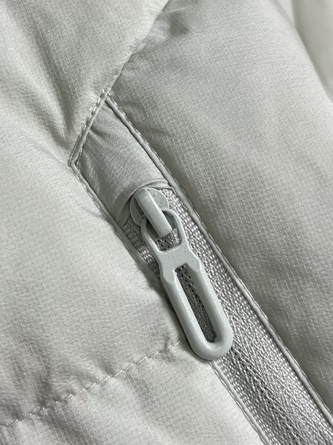 Arcteryx 始祖鸟2026ss新款连帽羽绒服，简约设计，带有品牌标志，适合日常穿搭或轻度户外活动，