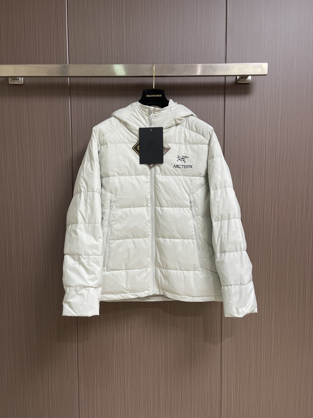 Arcteryx 始祖鸟2026ss新款连帽羽绒服，简约设计，带有品牌标志，适合日常穿搭或轻度户外活动，