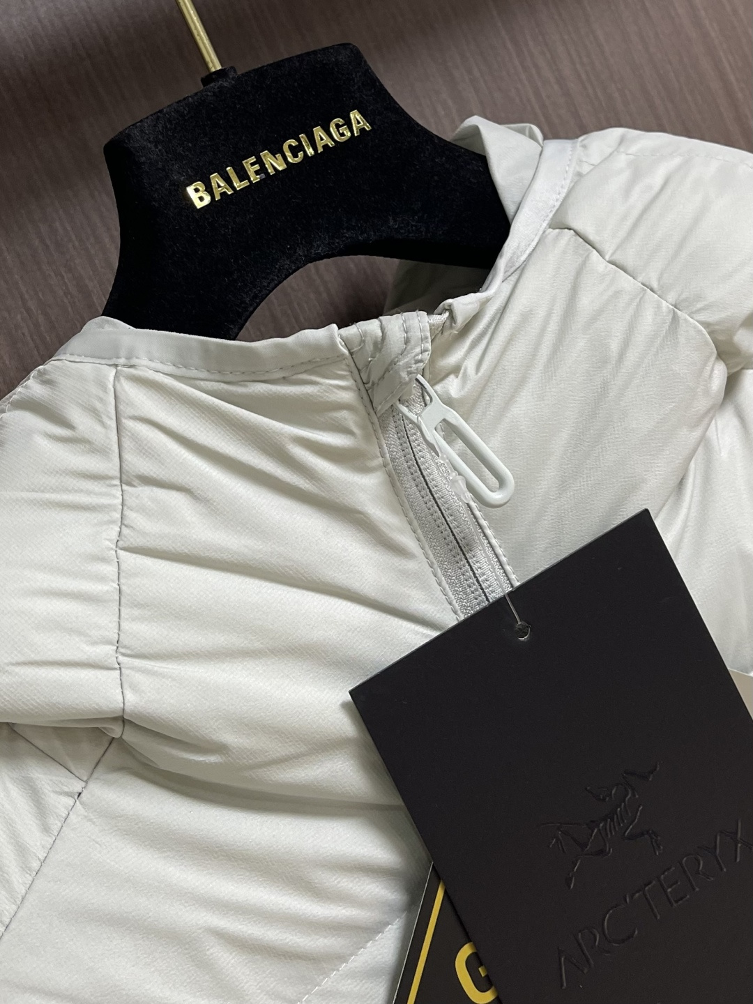 Arcteryx 始祖鸟2026ss新款连帽羽绒服，简约设计，带有品牌标志，适合日常穿搭或轻度户外活动，