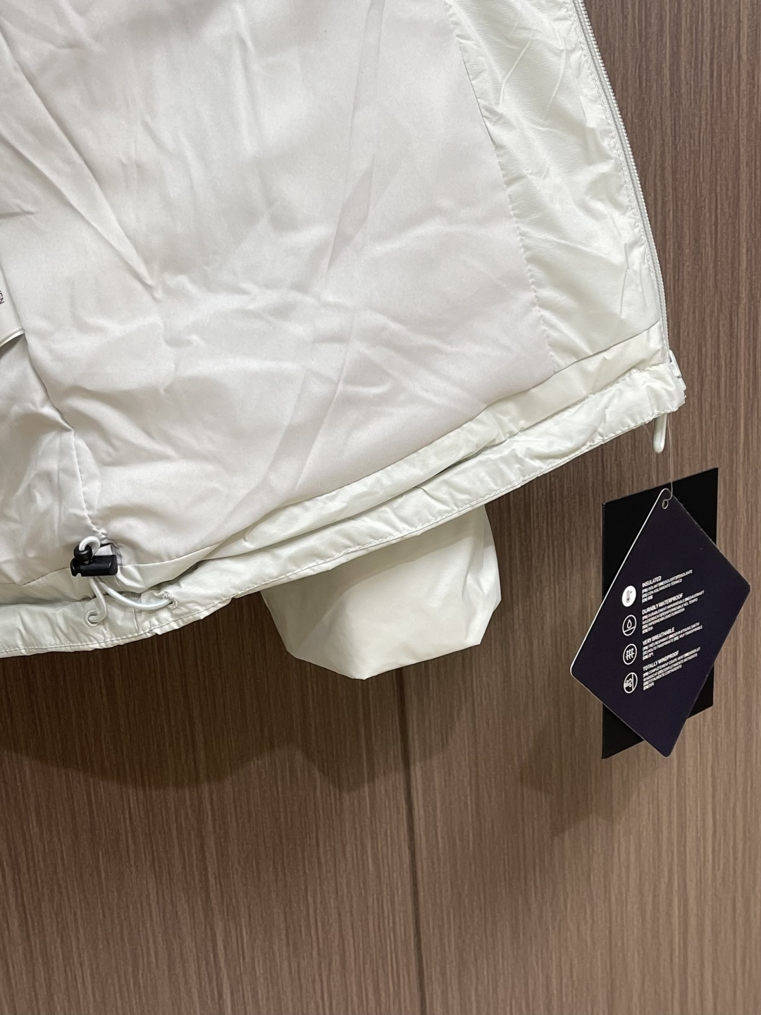Arcteryx 始祖鸟2026ss新款连帽羽绒服，简约设计，带有品牌标志，适合日常穿搭或轻度户外活动，
