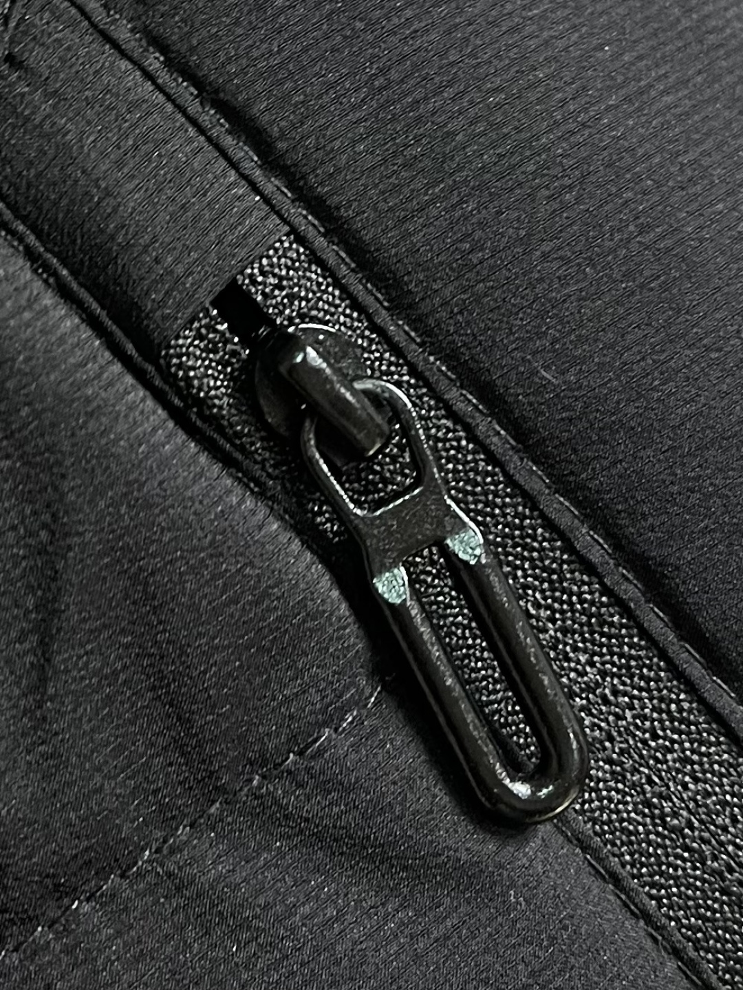 Arcteryx 始祖鸟2026ss新款连帽羽绒服，简约设计，带有品牌标志，适合日常穿搭或轻度户外活动，