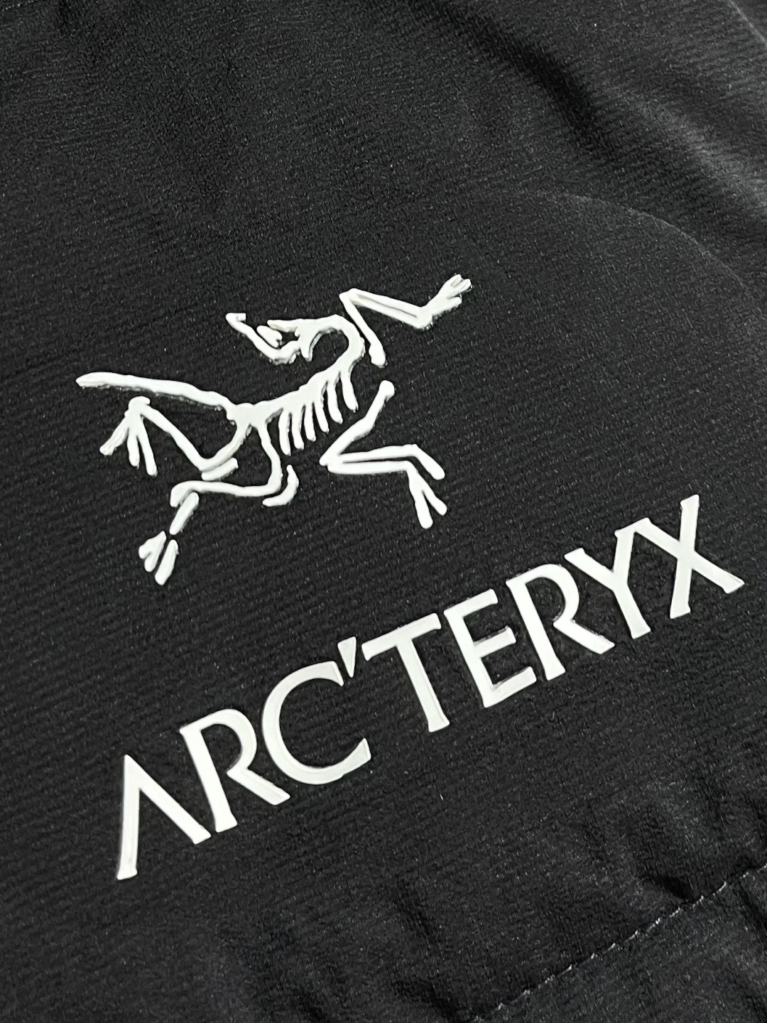 Arcteryx 始祖鸟2026ss新款连帽羽绒服，简约设计，带有品牌标志，适合日常穿搭或轻度户外活动，