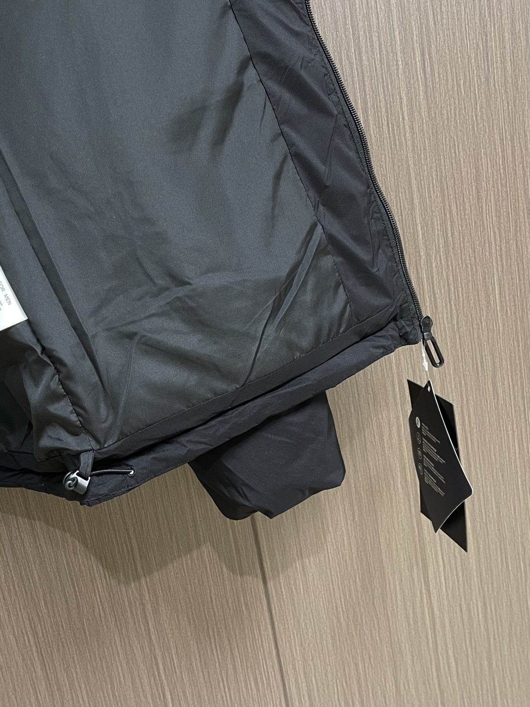 Arcteryx 始祖鸟2026ss新款连帽羽绒服，简约设计，带有品牌标志，适合日常穿搭或轻度户外活动，