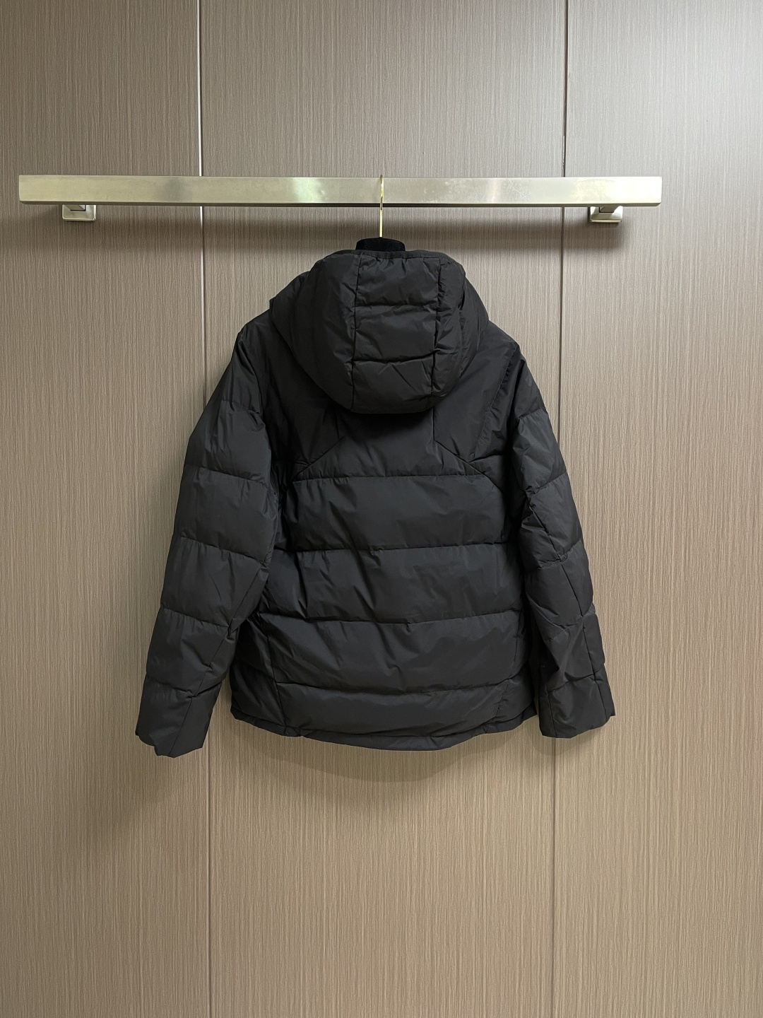 Arcteryx 始祖鸟2026ss新款连帽羽绒服，简约设计，带有品牌标志，适合日常穿搭或轻度户外活动，