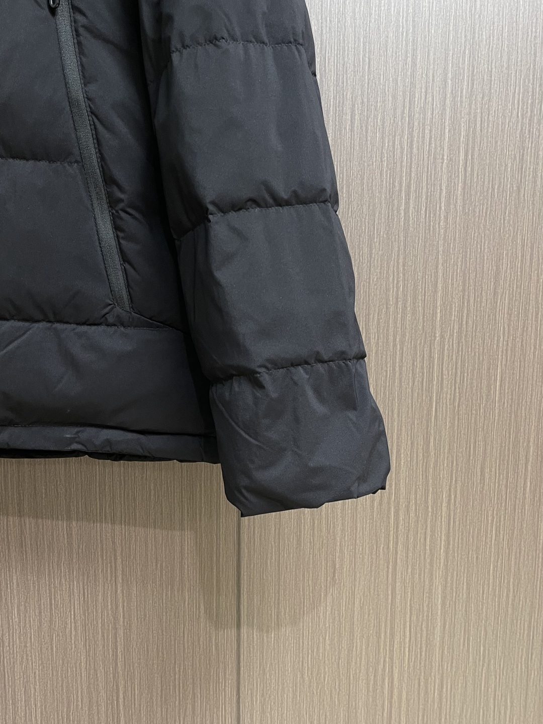 Arcteryx 始祖鸟2026ss新款连帽羽绒服，简约设计，带有品牌标志，适合日常穿搭或轻度户外活动，